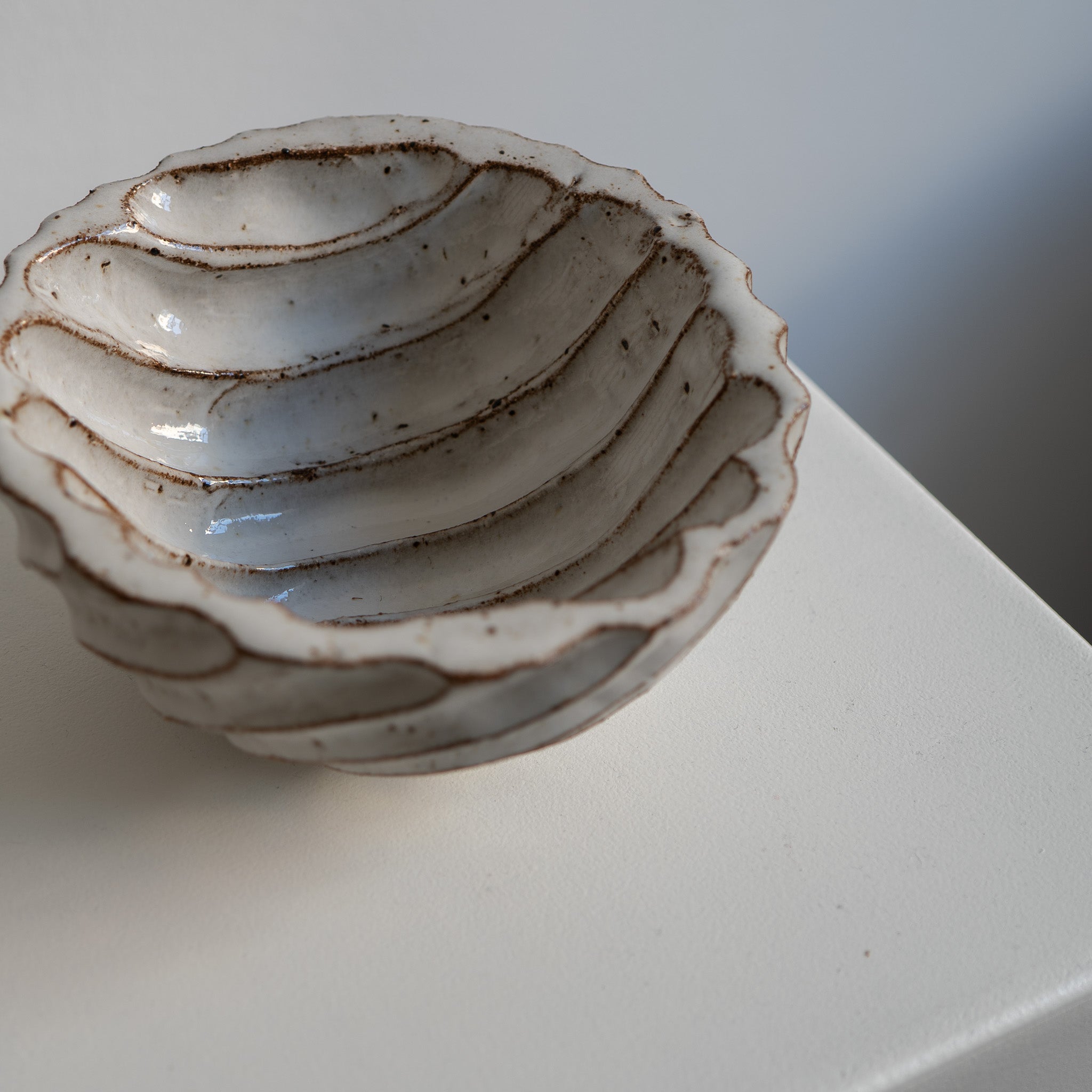 Schwere runde Schüssel mit Struktur Atelier von Ehren