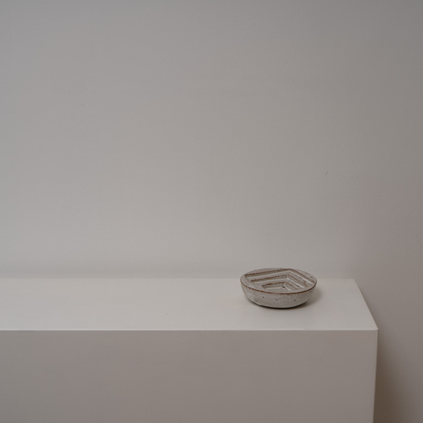 Flache Schale mit geometrischen Innenrelief Atelier von Ehren