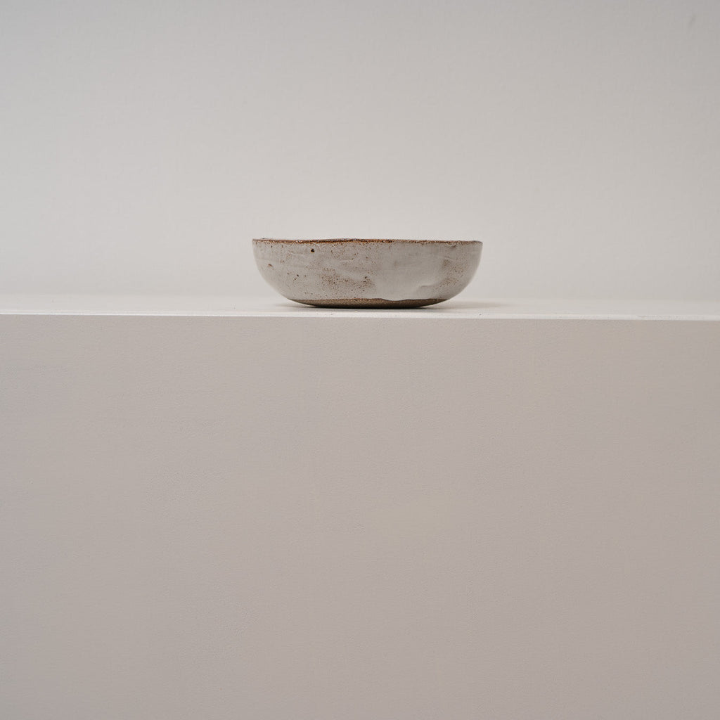 Flache Schale mit geometrischen Innenrelief Atelier von Ehren