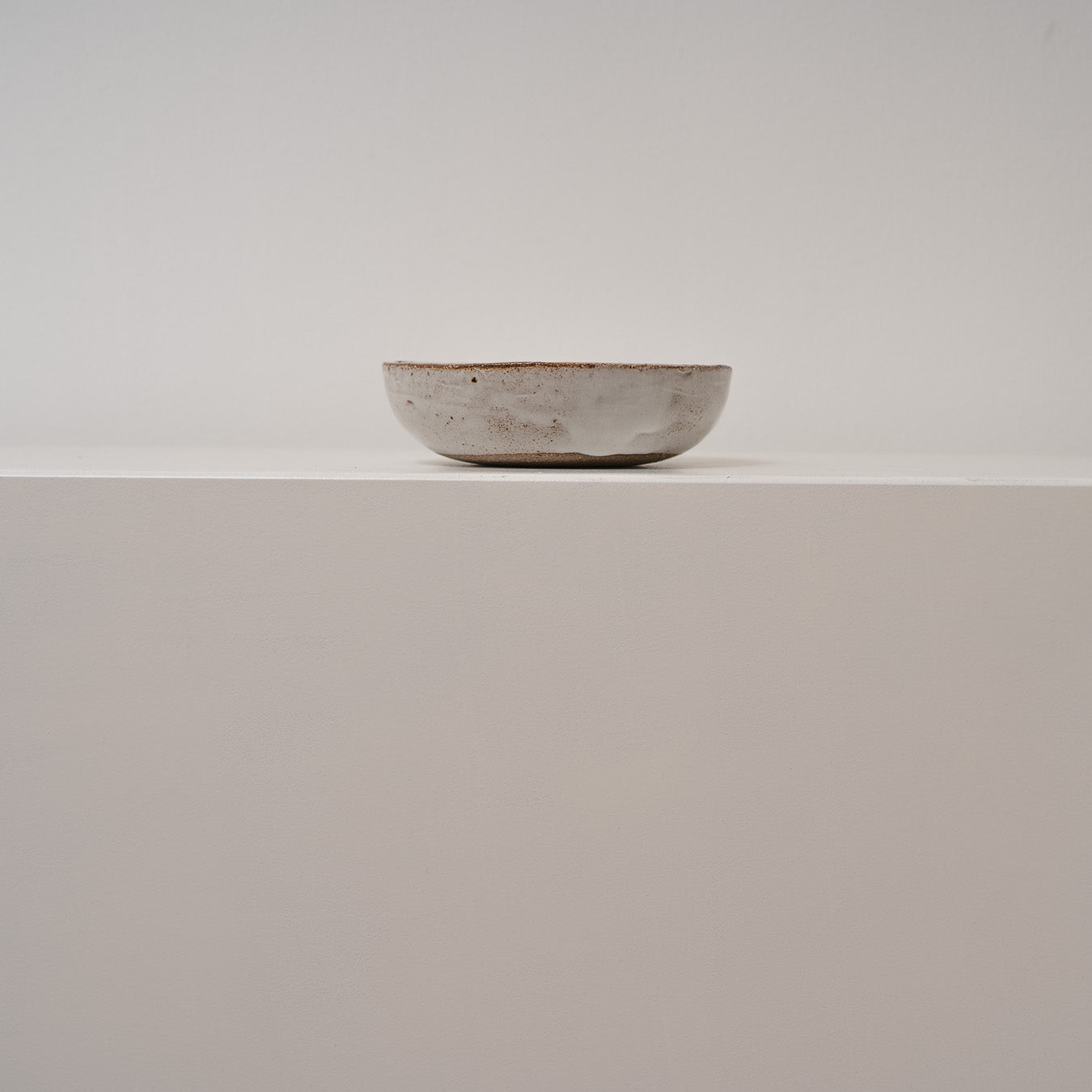 Flache Schale mit geometrischen Innenrelief Atelier von Ehren