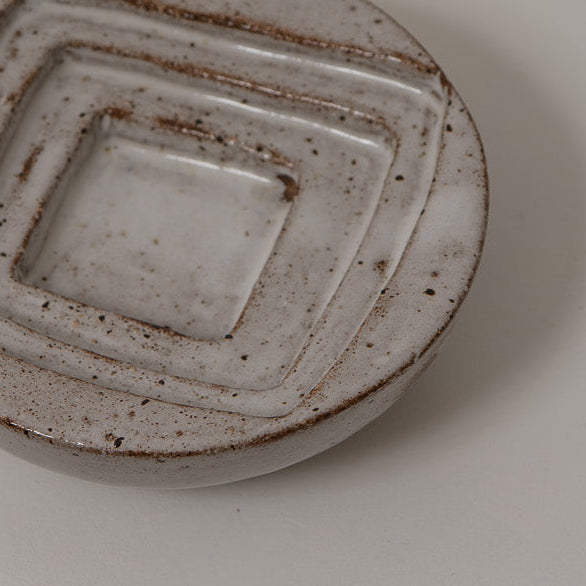 Flache Schale mit geometrischen Innenrelief Atelier von Ehren