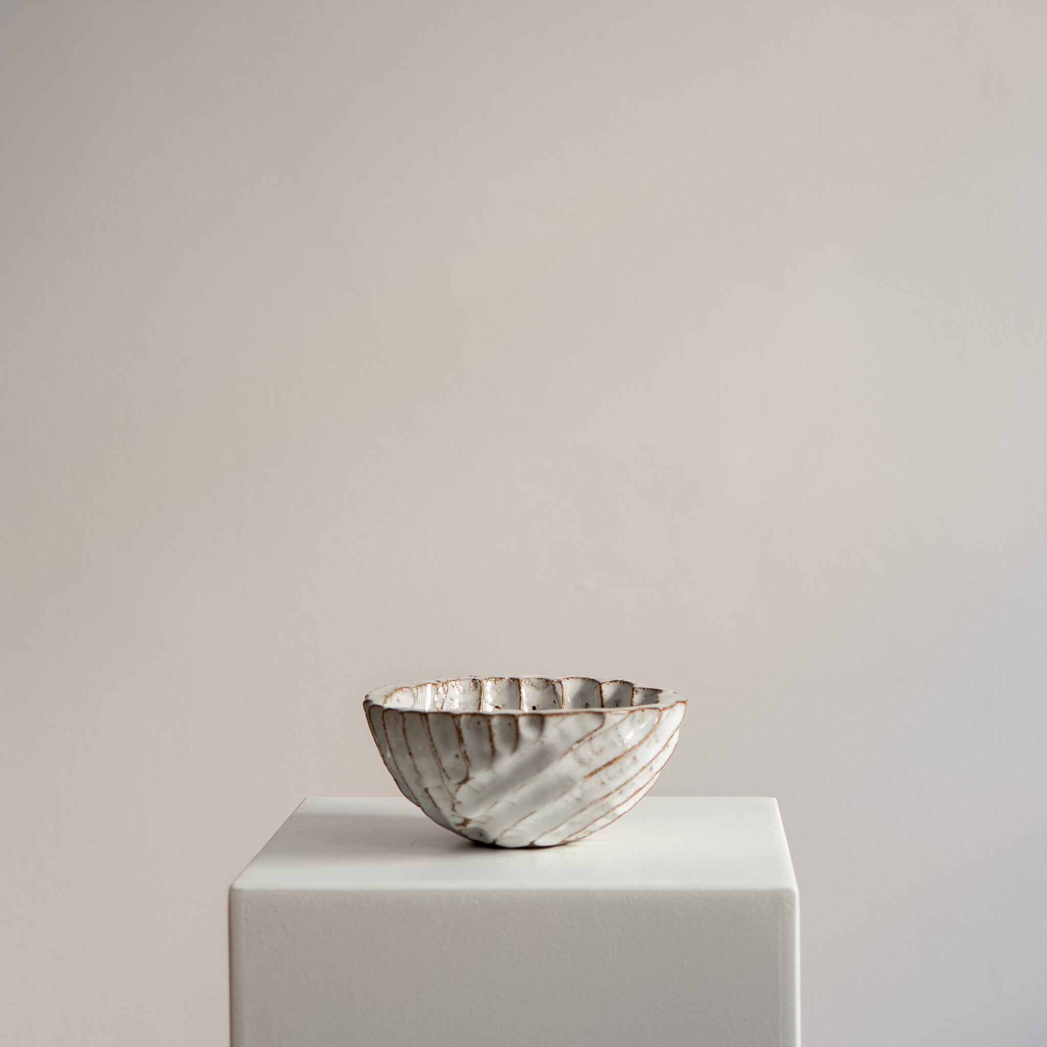 Schwere runde Schüssel mit Struktur Atelier von Ehren