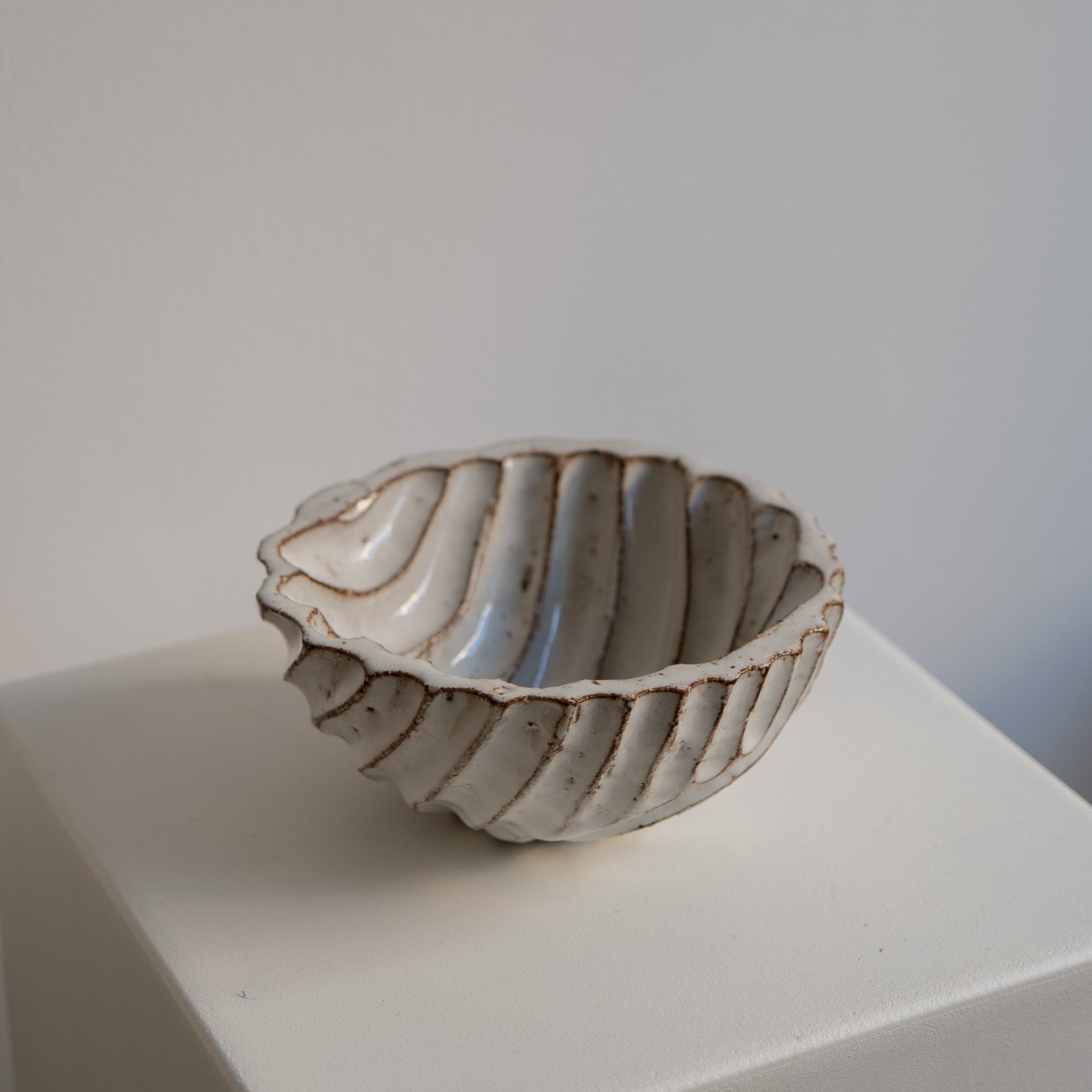 Schwere runde Schüssel mit Struktur Atelier von Ehren