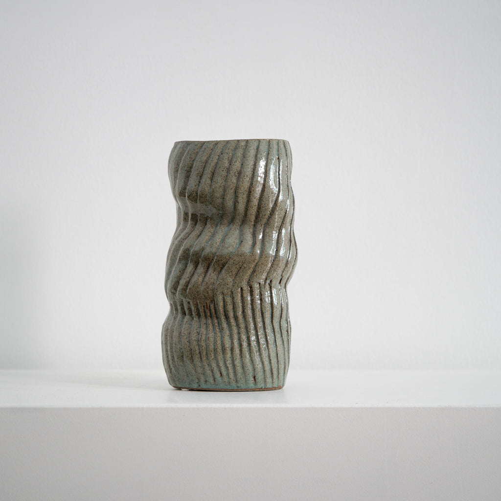 Broken Bar - grüne Keramikvase mit unterbrochenen Wellen, Serie ROUND & ROUND, Atelier von Ehren Berlin