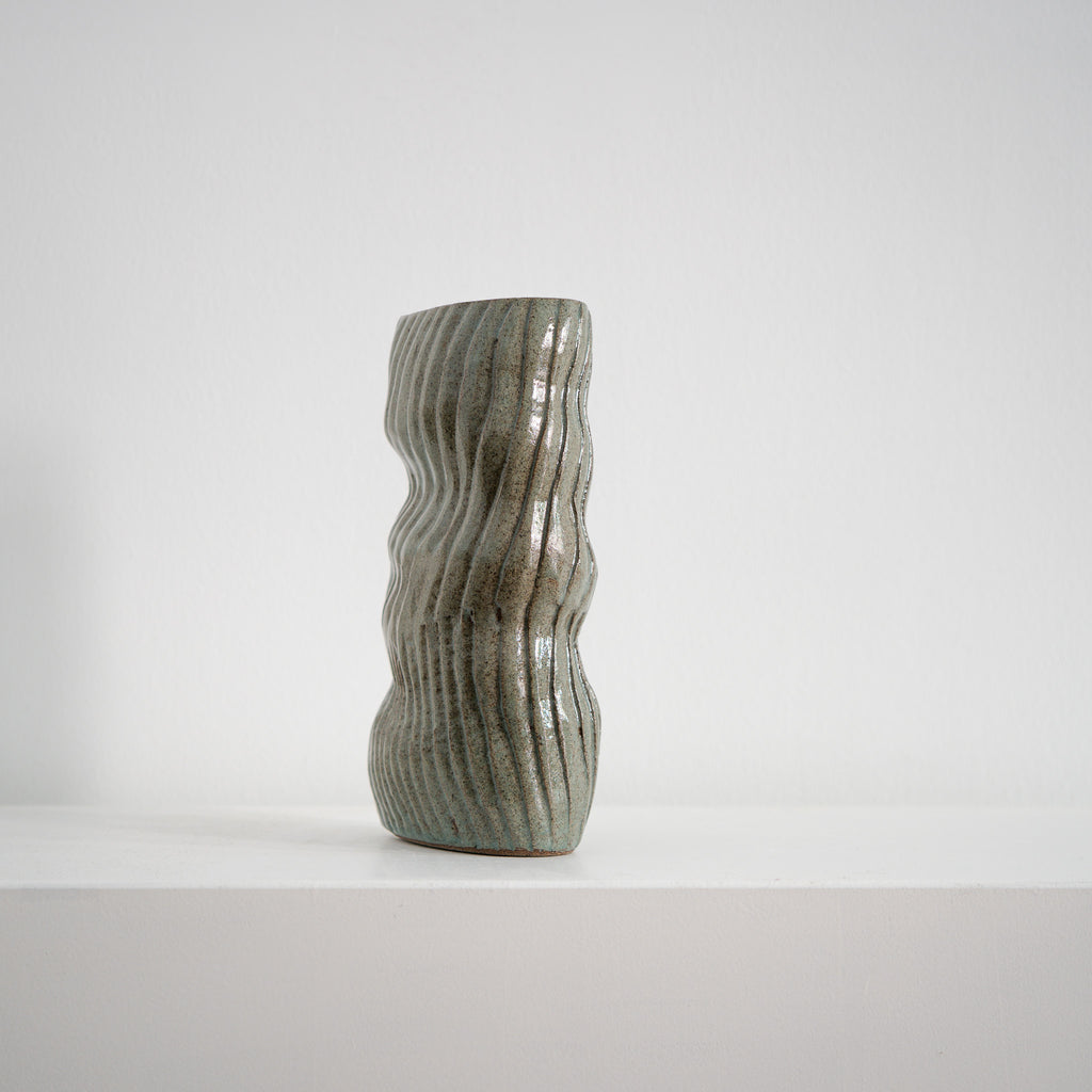 Broken Bar - grüne Keramikvase mit unterbrochenen Wellen, Serie ROUND & ROUND, Atelier von Ehren Berlin