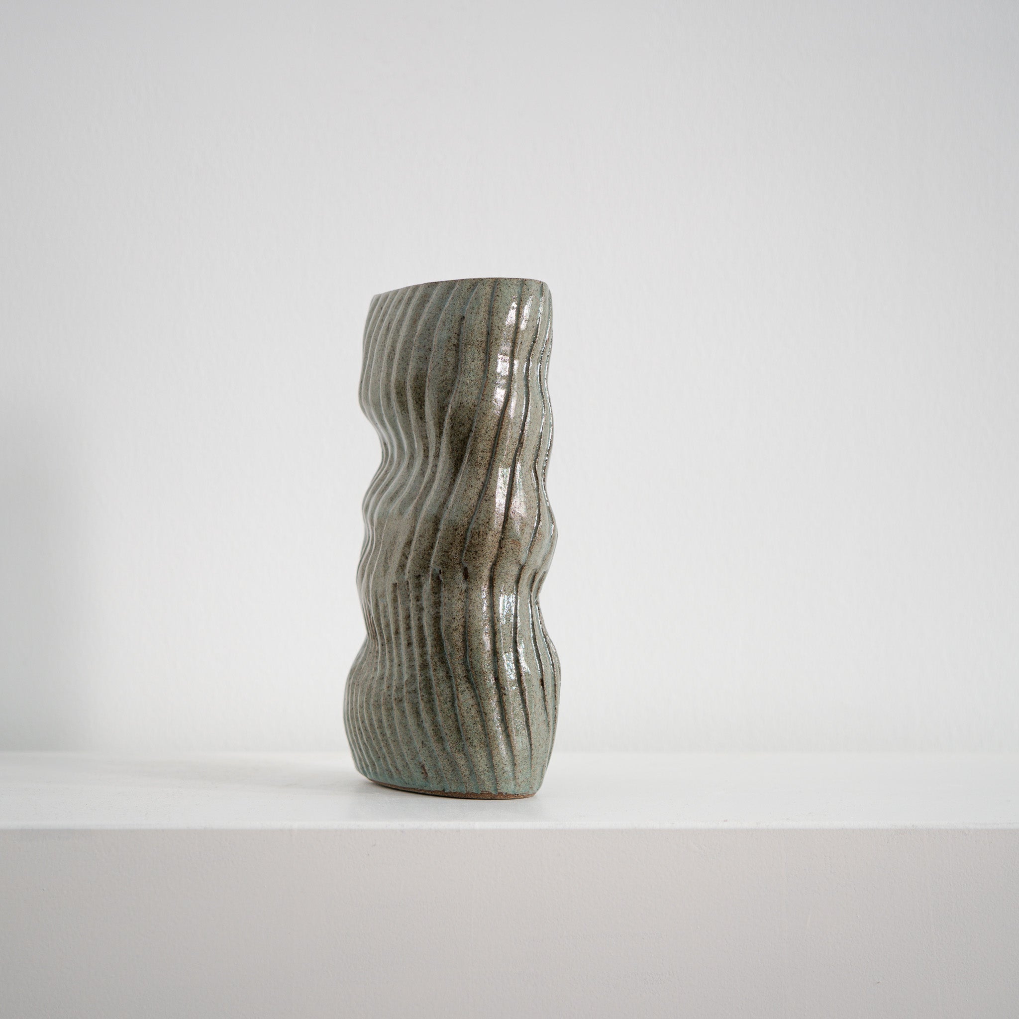 Broken Bar - grüne Keramikvase mit unterbrochenen Wellen, Serie ROUND & ROUND, Atelier von Ehren Berlin