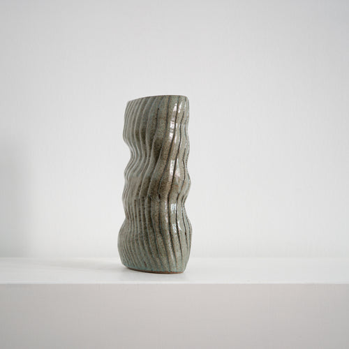 Broken Bar - grüne Keramikvase mit unterbrochenen Wellen, Serie ROUND & ROUND, Atelier von Ehren Berlin