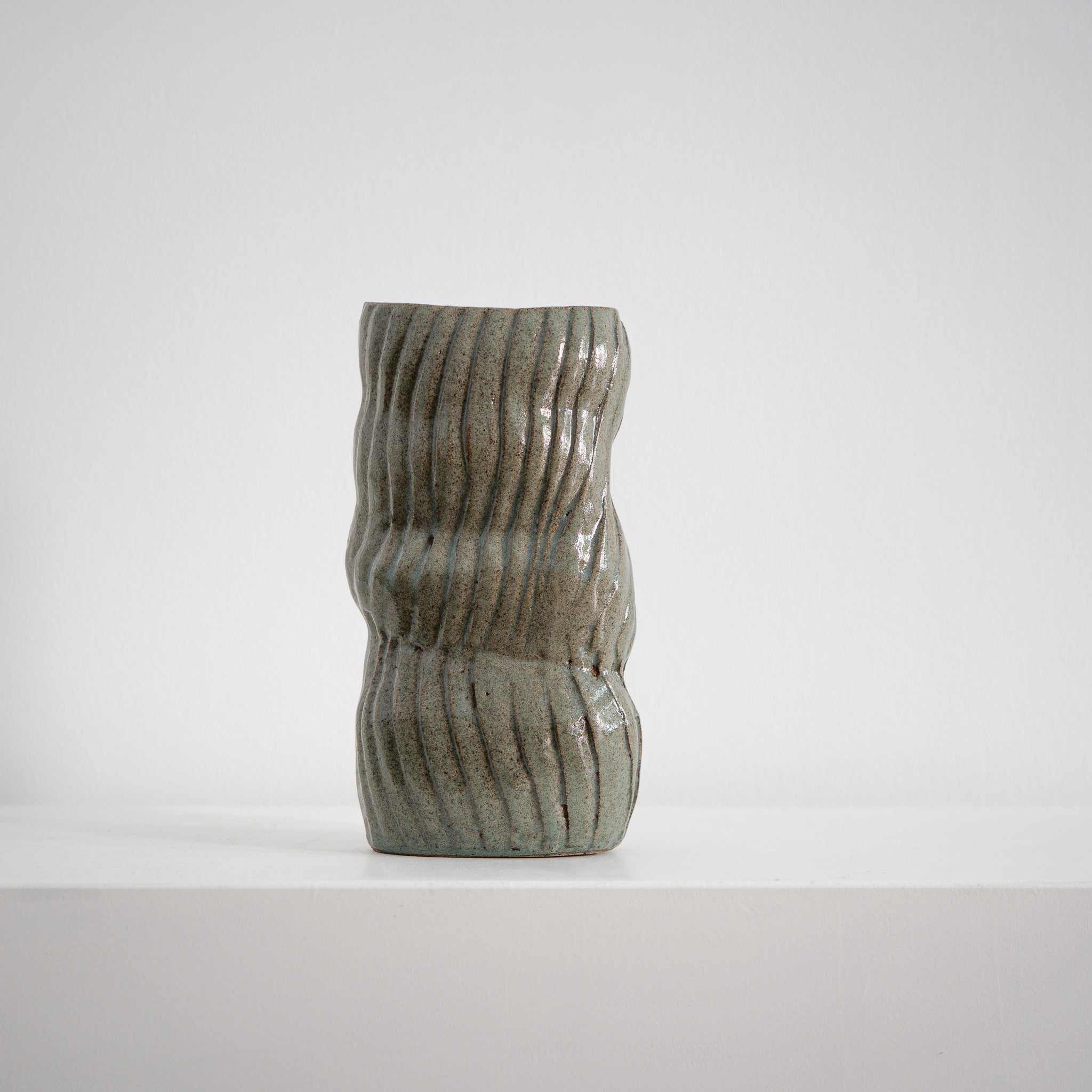 Broken Bar - grüne Keramikvase mit unterbrochenen Wellen, Serie ROUND & ROUND, Atelier von Ehren Berlin