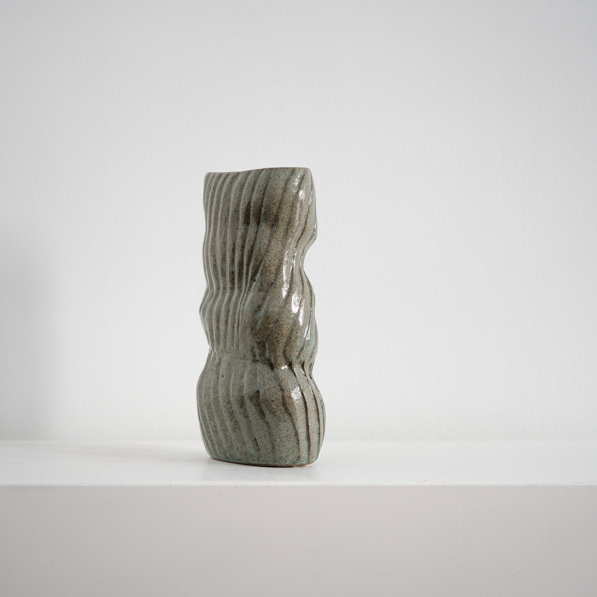 Broken Bar - grüne Keramikvase mit unterbrochenen Wellen, Serie ROUND & ROUND, Atelier von Ehren Berlin