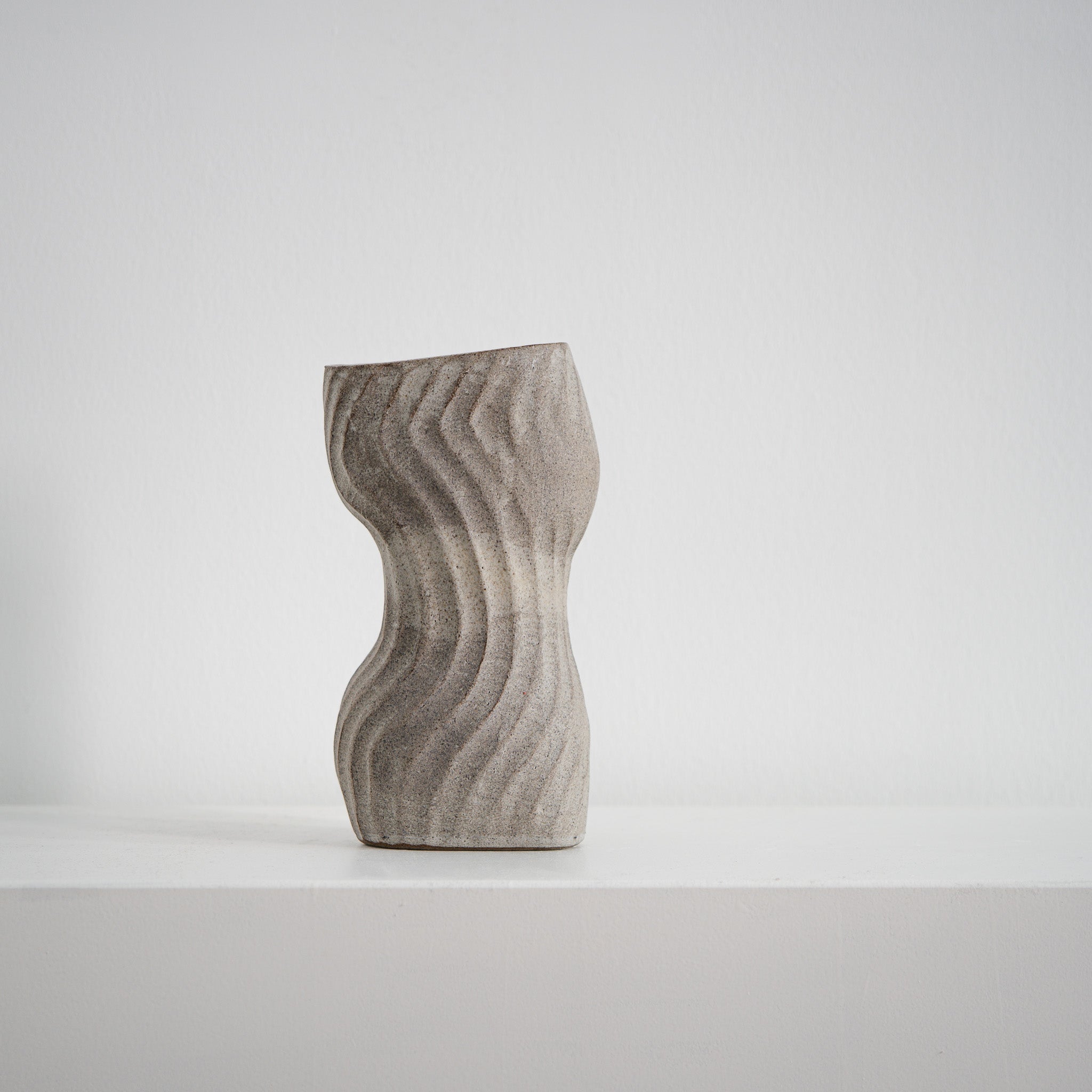  Even Beat – ovale Keramikvase beige matt, Serie ROUND & ROUND, Atelier von Ehren Berlin