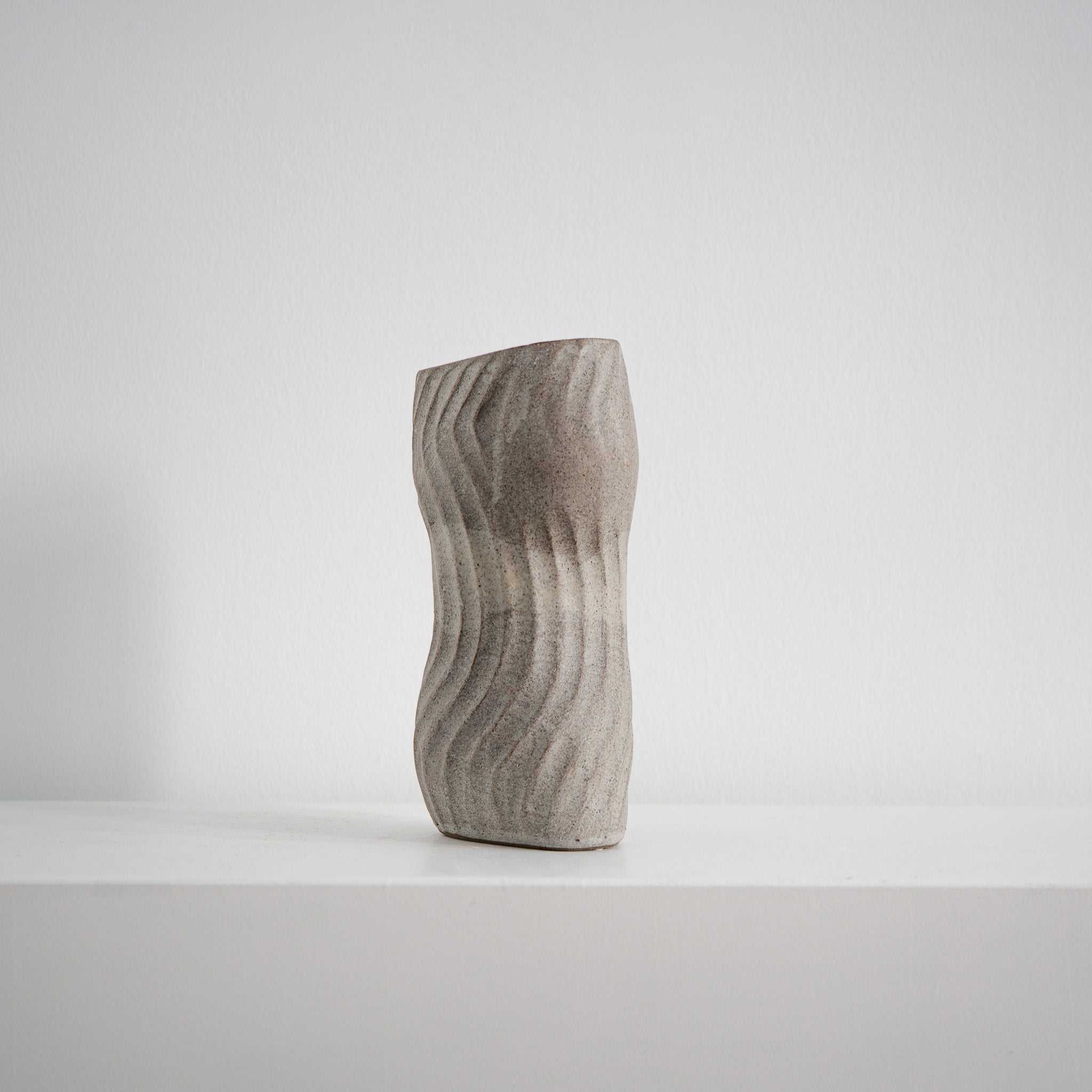 Even Beat - ovale Keramikvase beige matt, Serie ROUND & ROUND, Atelier von Ehren Berlin