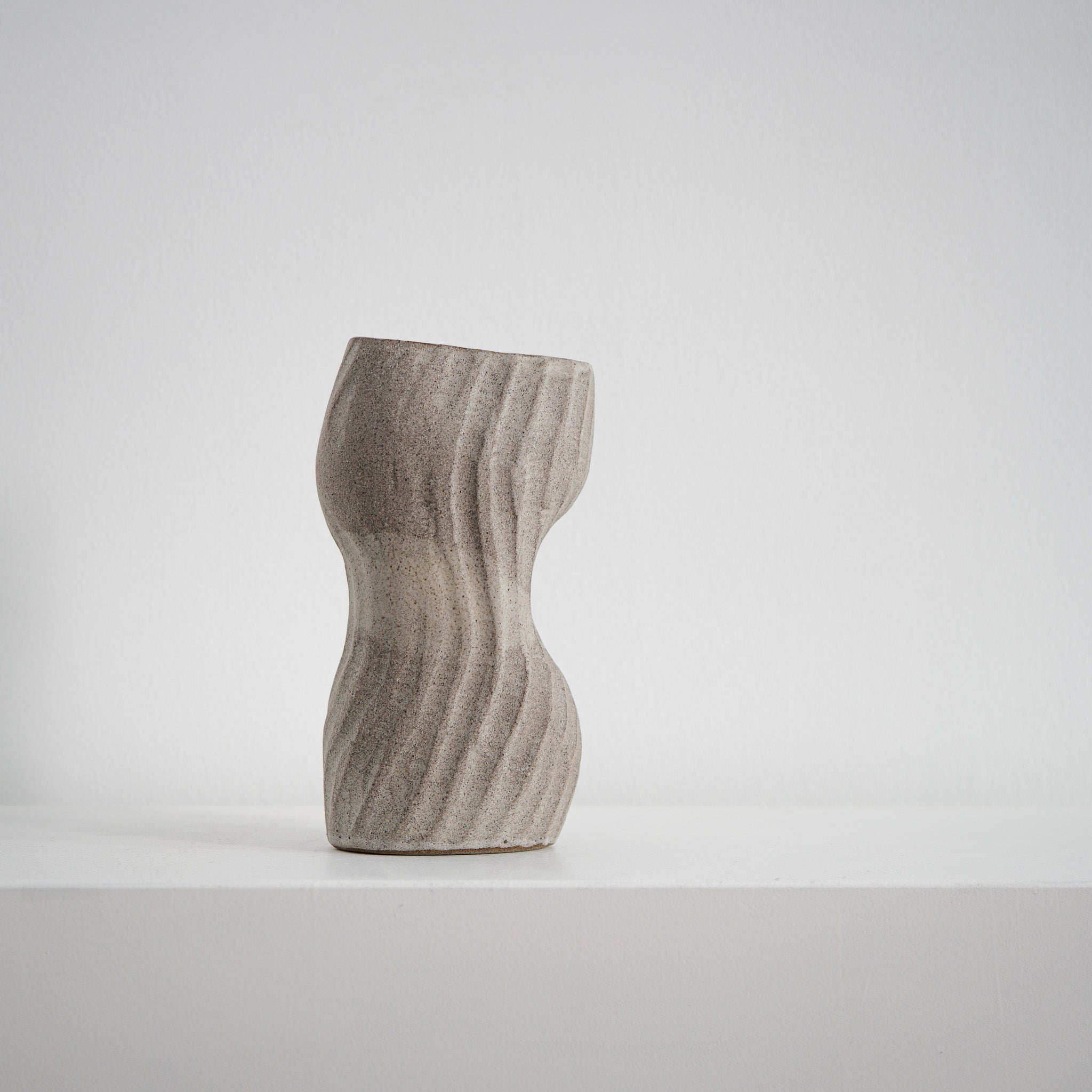 Even Beat - ovale Keramikvase beige matt, Serie ROUND & ROUND, Atelier von Ehren Berlin