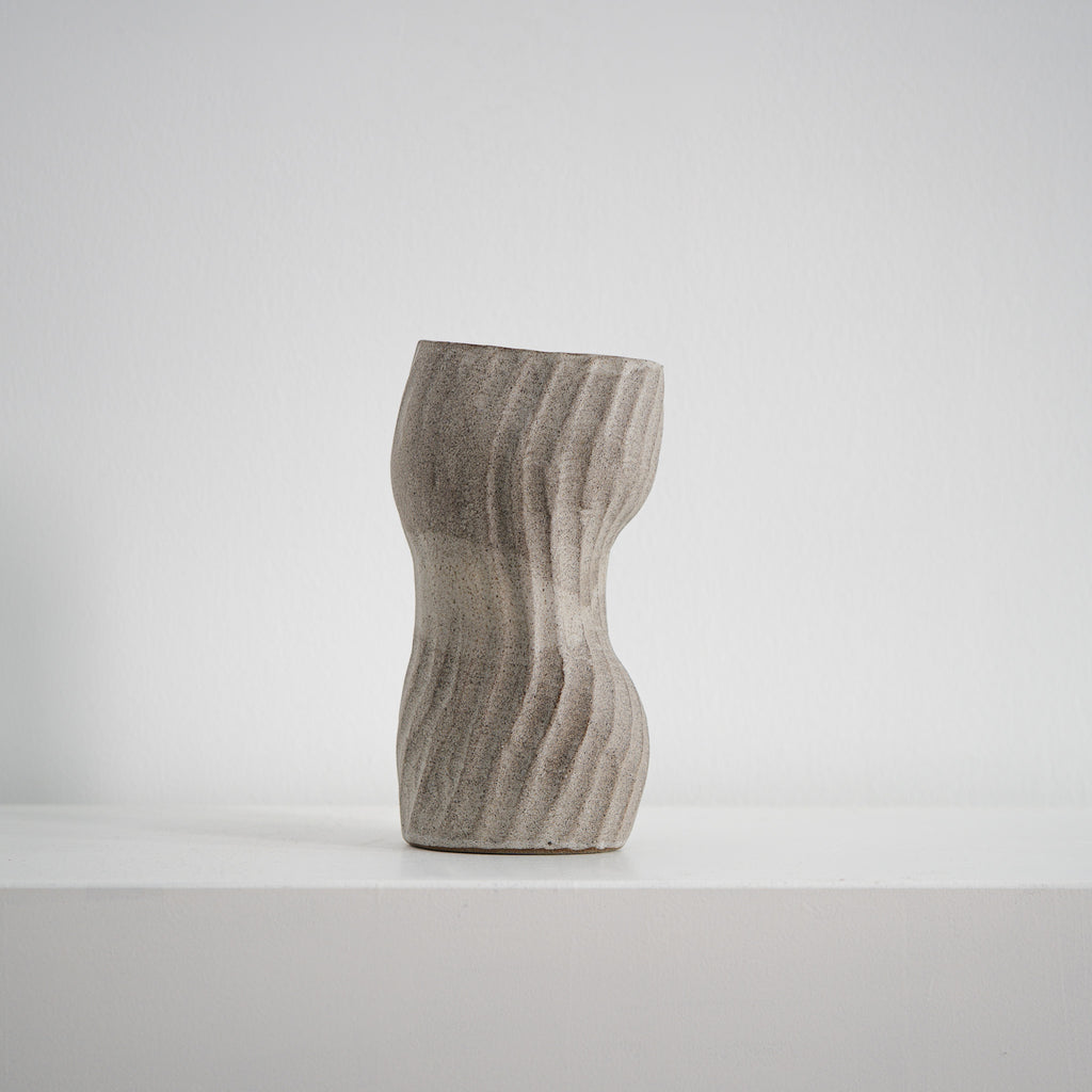 Even Beat - ovale Keramikvase beige matt, Serie ROUND & ROUND, Atelier von Ehren Berlin