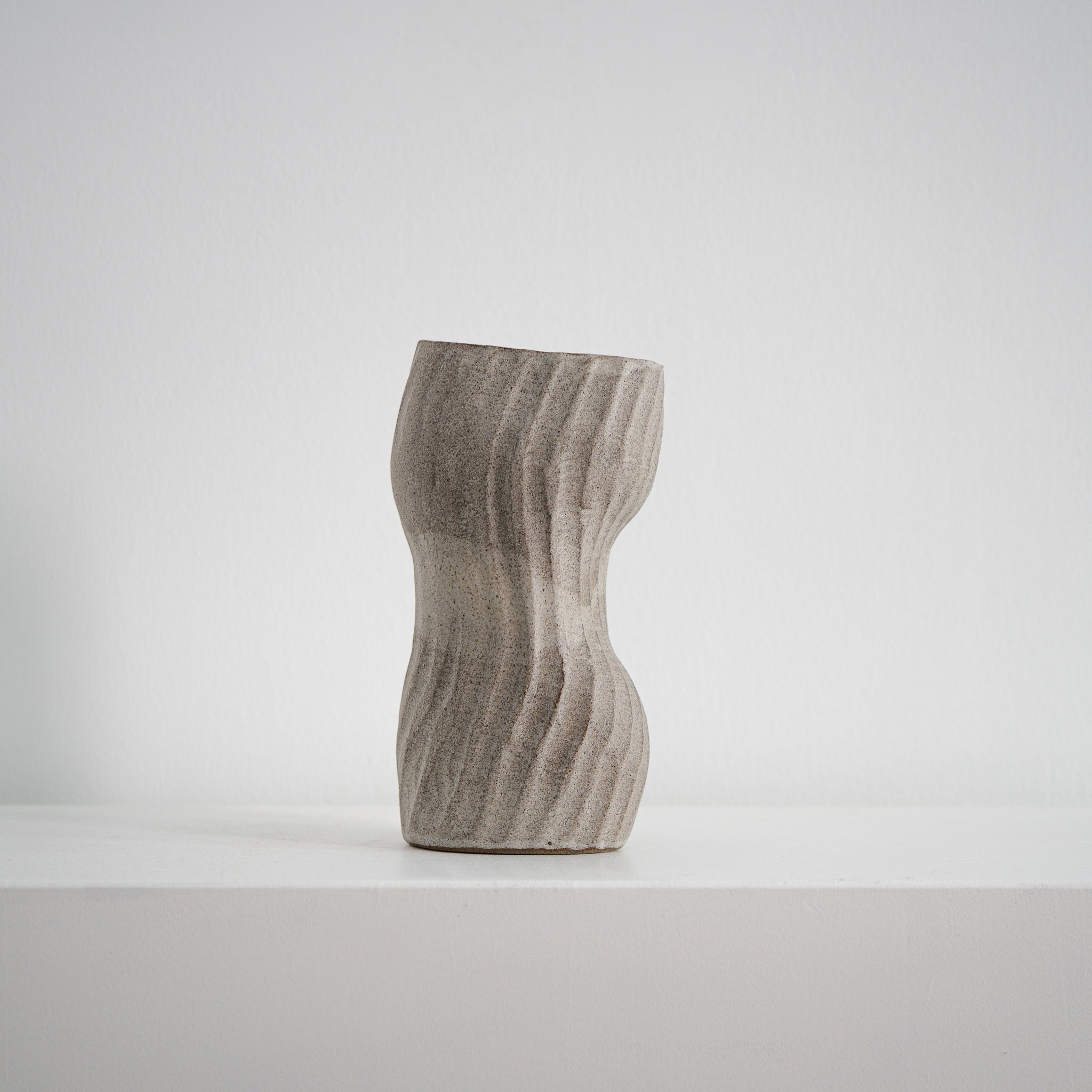 Even Beat - ovale Keramikvase beige matt, Serie ROUND & ROUND, Atelier von Ehren Berlin