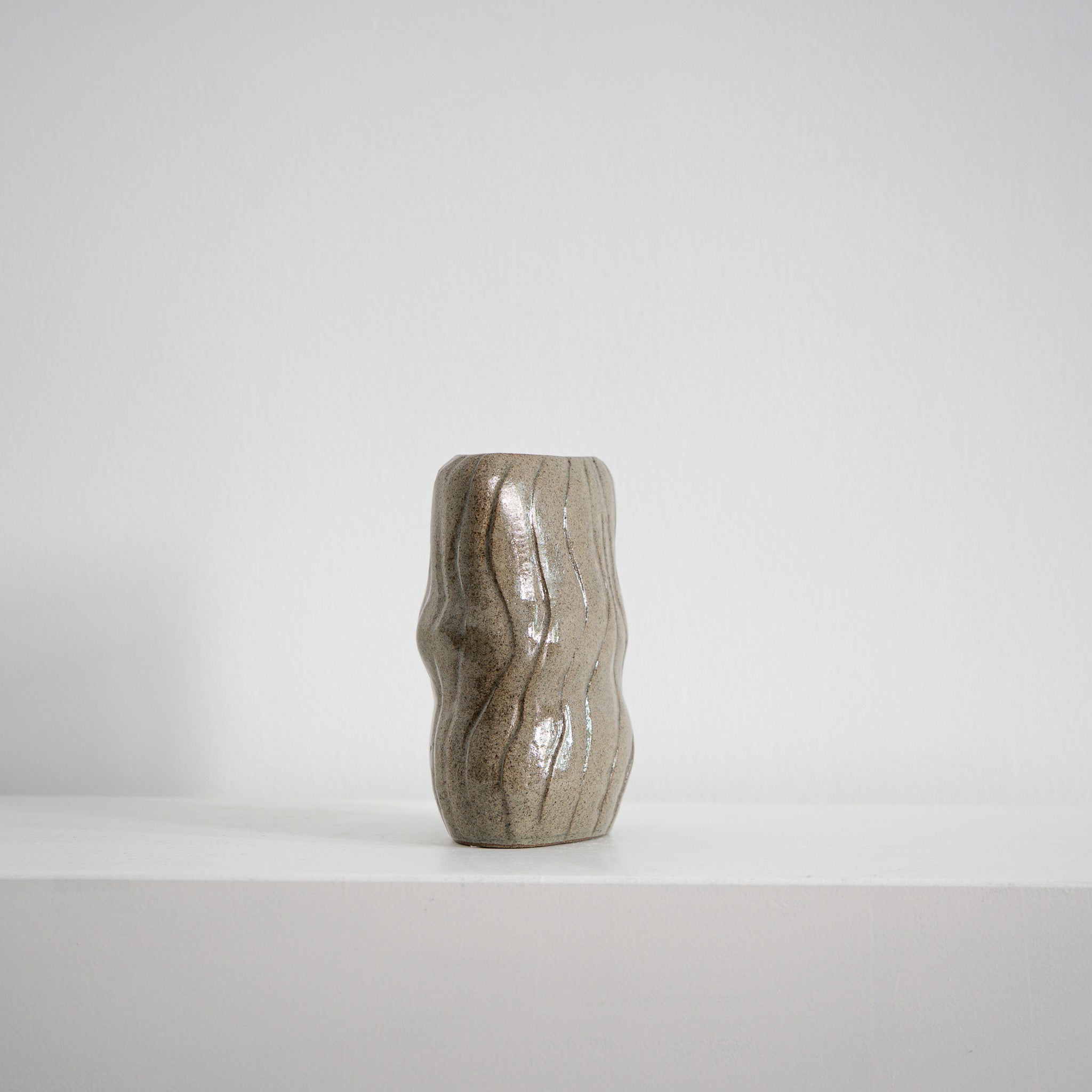  Sustain – ovale Keramikvase blassgrün mit Wellen, Serie ROUND & ROUND, Atelier von Ehren Berlin