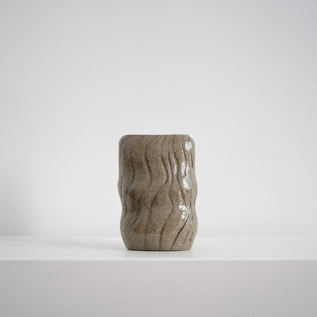  Sustain - ovale Keramikvase blassgrün mit Wellen, Serie ROUND & ROUND, Atelier von Ehren Berlin