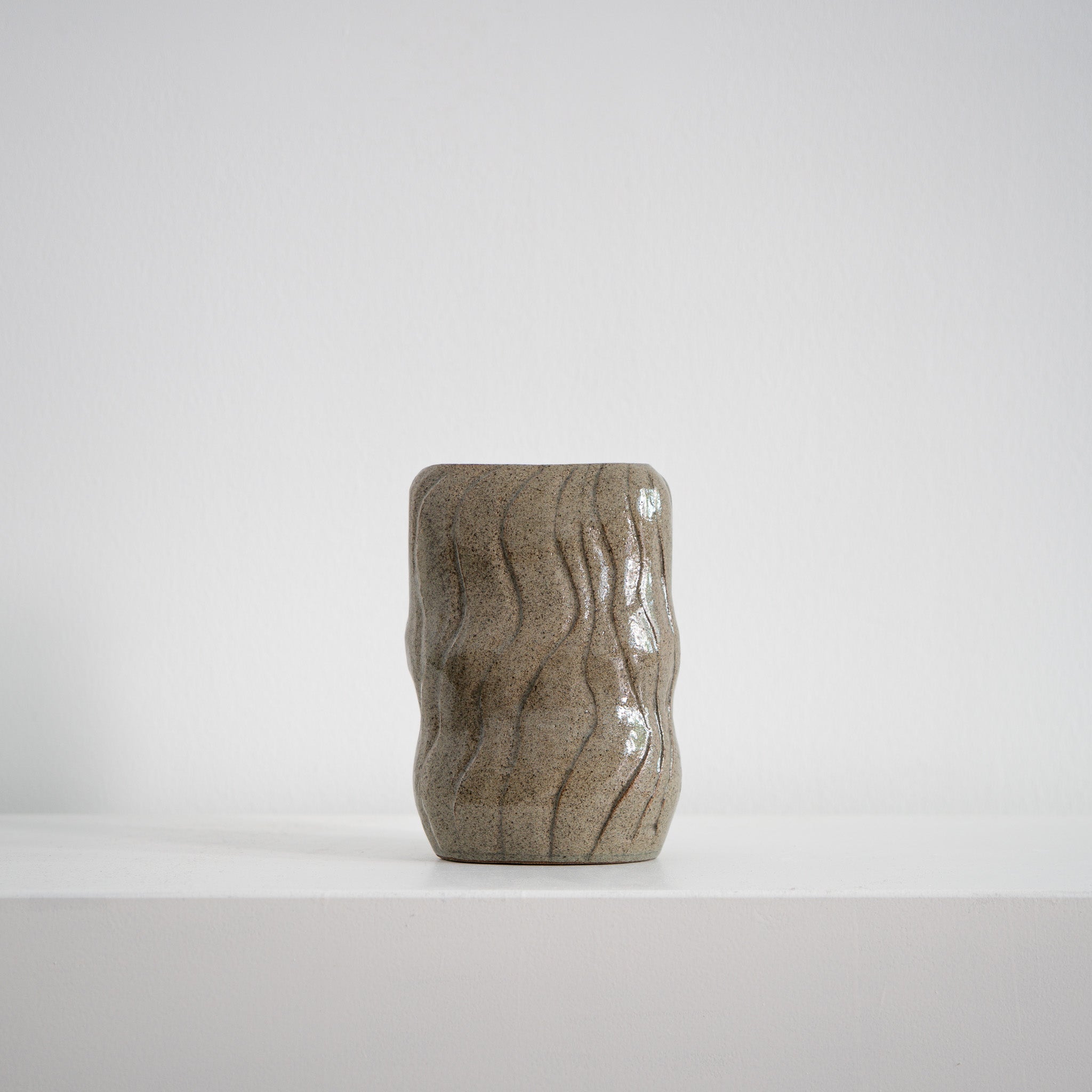  Sustain - ovale Keramikvase blassgrün mit Wellen, Serie ROUND & ROUND, Atelier von Ehren Berlin