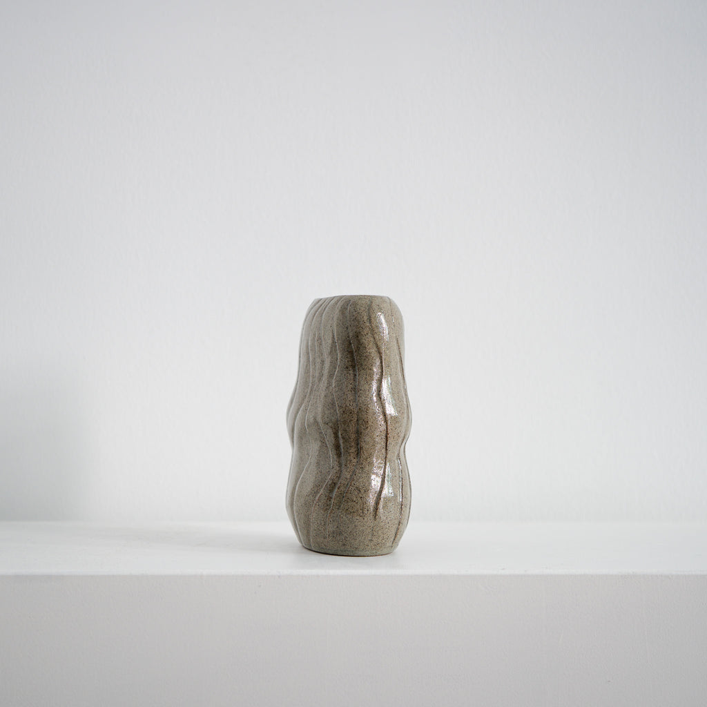  Sustain – ovale Keramikvase blassgrün mit Wellen, Serie ROUND & ROUND, Atelier von Ehren Berlin