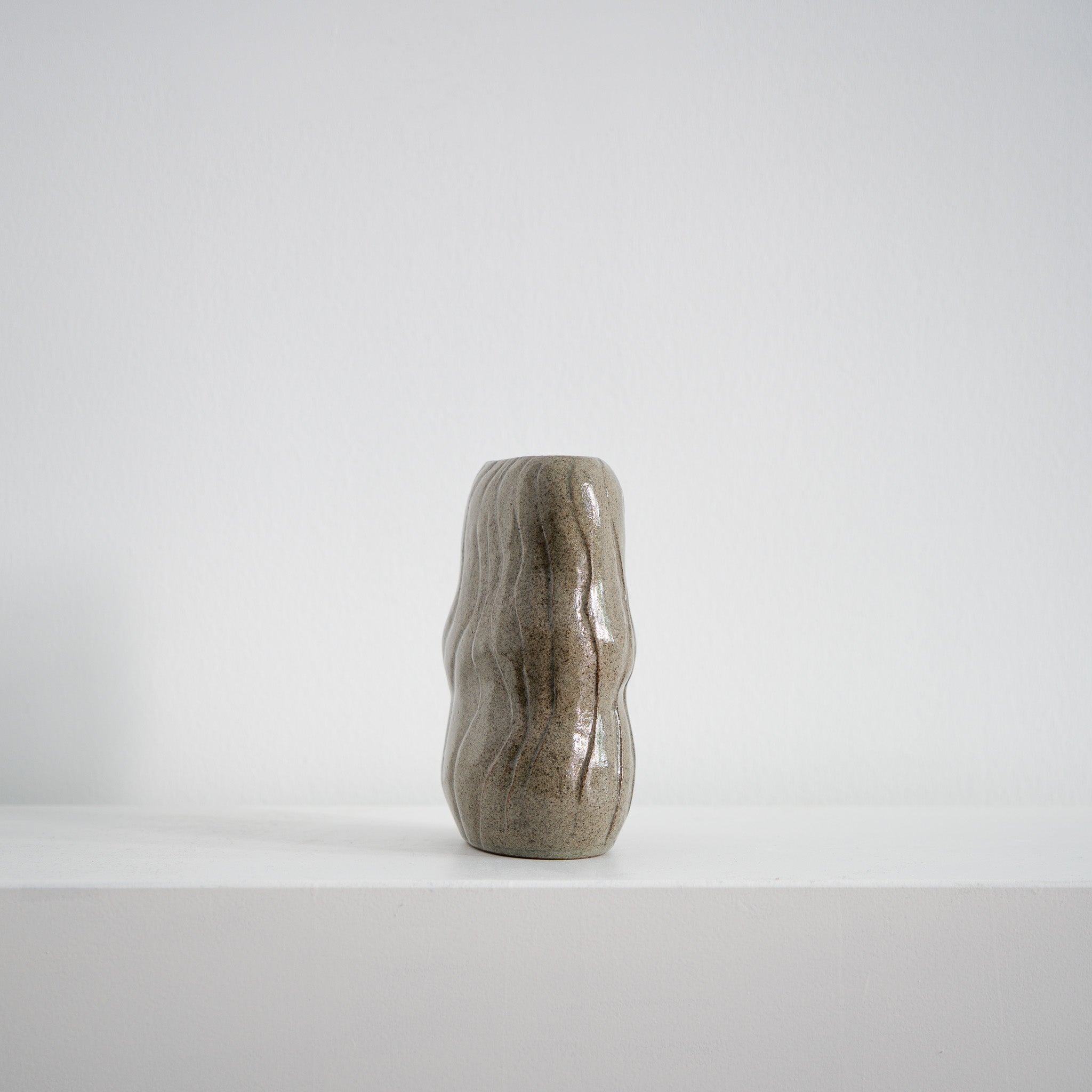  Sustain – ovale Keramikvase blassgrün mit Wellen, Serie ROUND & ROUND, Atelier von Ehren Berlin