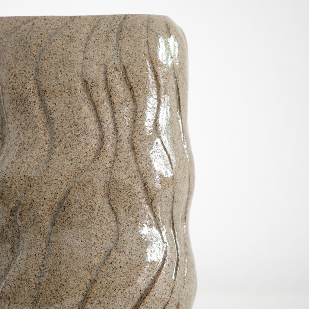 Sustain – ovale Keramikvase blassgrün mit Wellen, Serie ROUND & ROUND, Atelier von Ehren Berlin