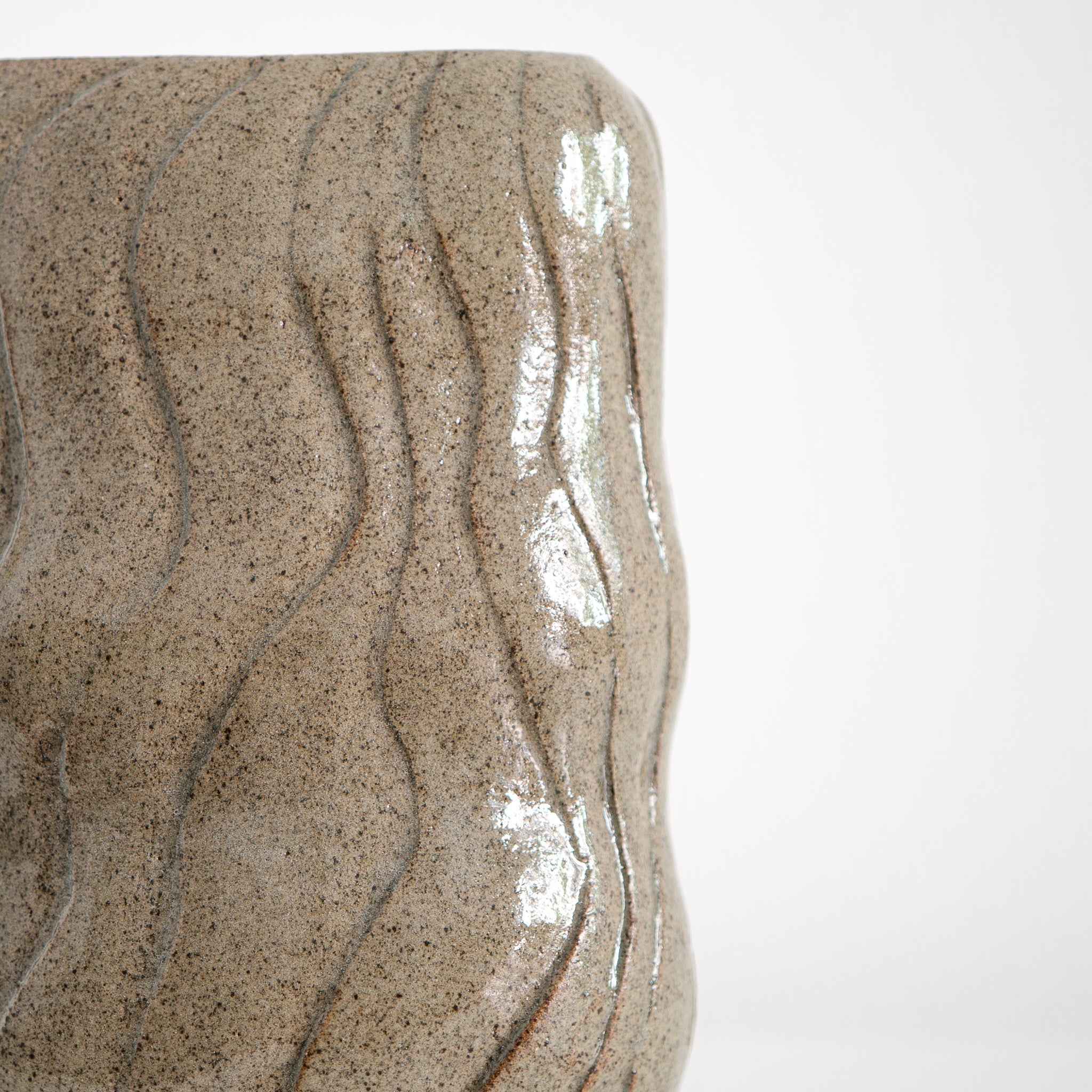  Sustain – ovale Keramikvase blassgrün mit Wellen, Serie ROUND & ROUND, Atelier von Ehren Berlin