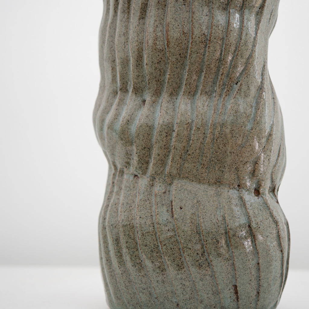 Broken Bar - grüne Keramikvase mit unterbrochenen Wellen, Serie ROUND & ROUND, Atelier von Ehren Berlin