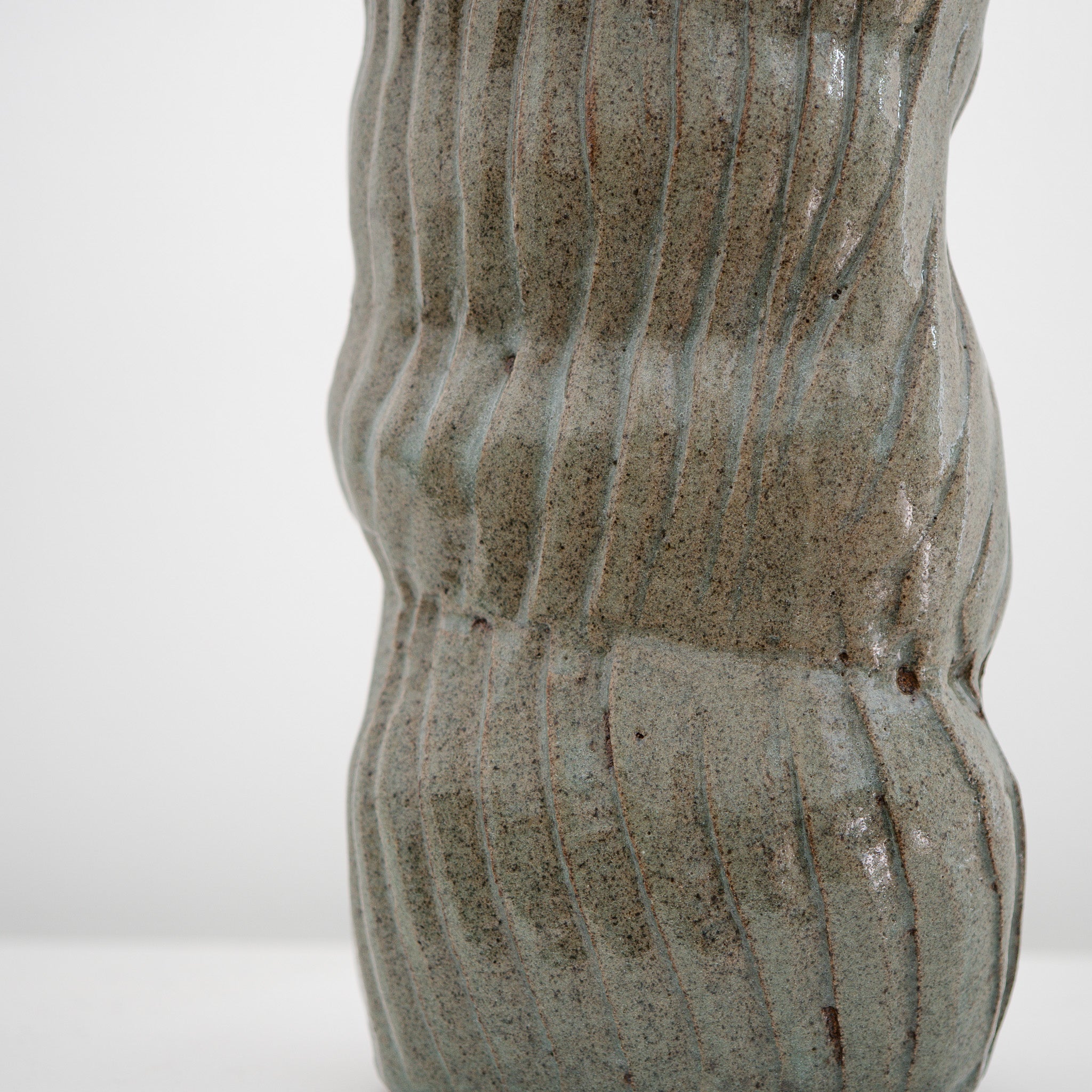 Broken Bar - grüne Keramikvase mit unterbrochenen Wellen, Serie ROUND & ROUND, Atelier von Ehren Berlin