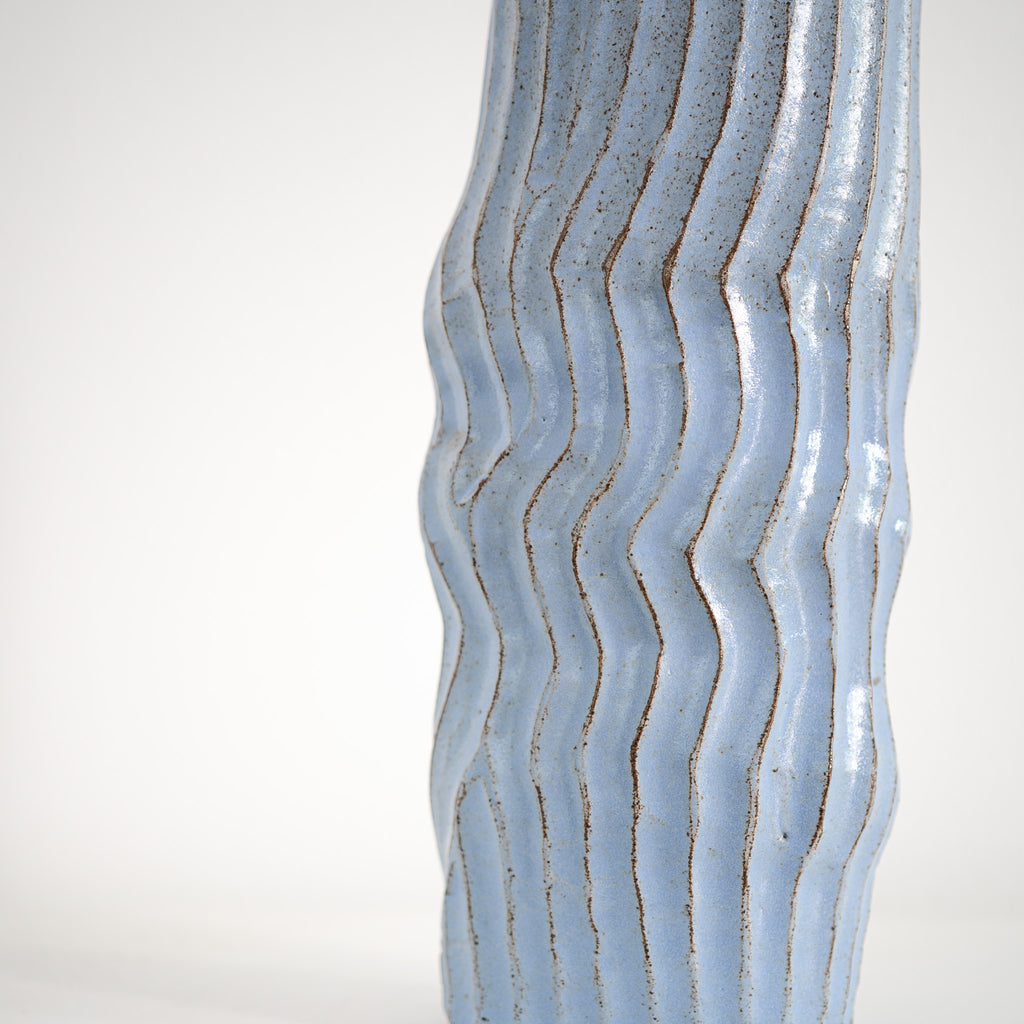 Blue Interval – ovale Keramikvase hellblau mit Wellen, Serie ROUND & ROUND, Atelier von Ehren Berlin