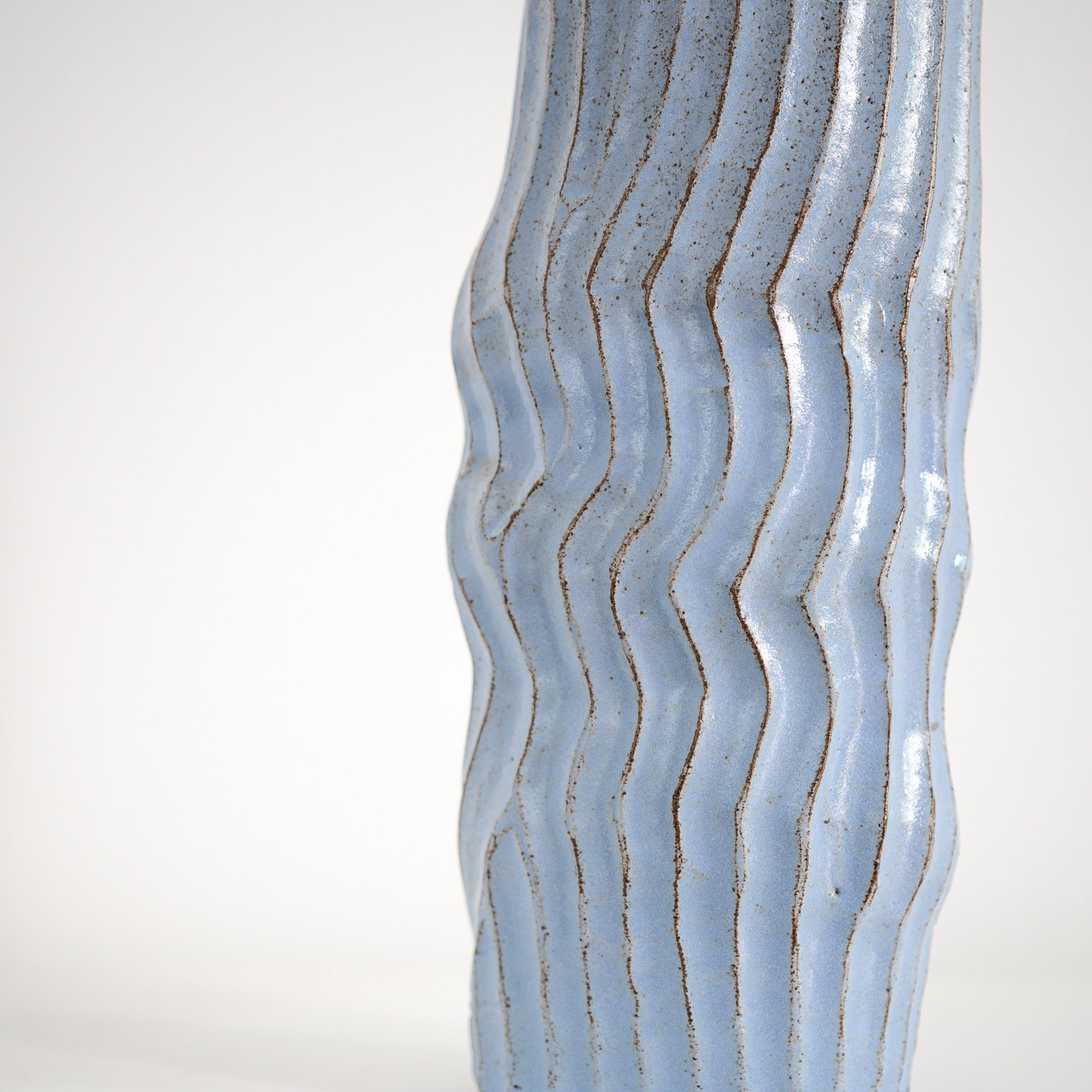 Blue Interval – ovale Keramikvase hellblau mit Wellen, Serie ROUND & ROUND, Atelier von Ehren Berlin