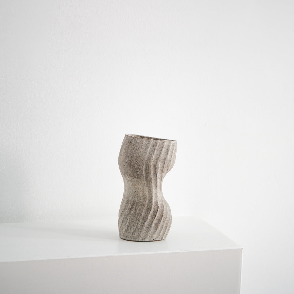 Even Beat - ovale Keramikvase beige matt, Serie ROUND & ROUND, Atelier von Ehren Berlin