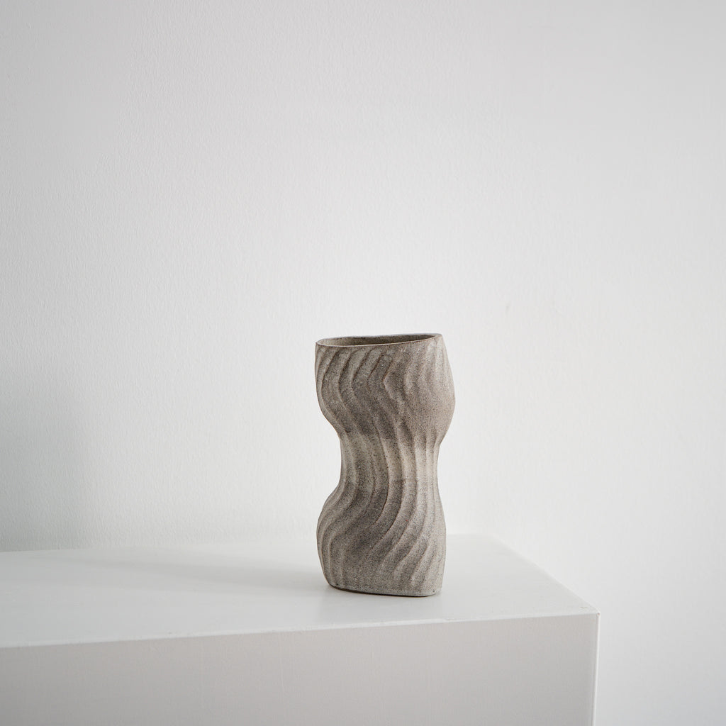 Even Beat - ovale Keramikvase beige matt, Serie ROUND & ROUND, Atelier von Ehren Berlin