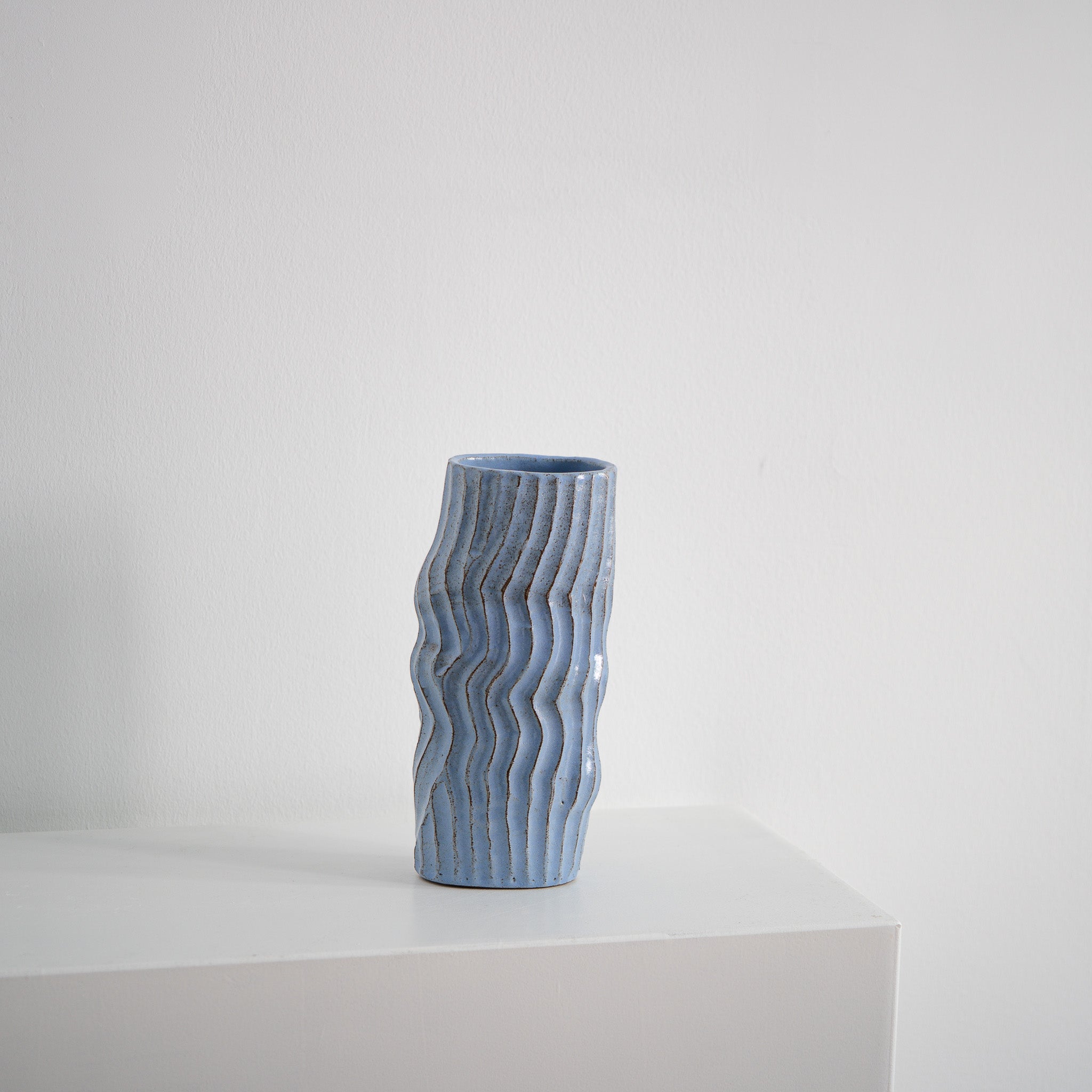 Blue Interval – ovale Keramikvase hellblau mit Wellen, Serie ROUND & ROUND, Atelier von Ehren Berlin