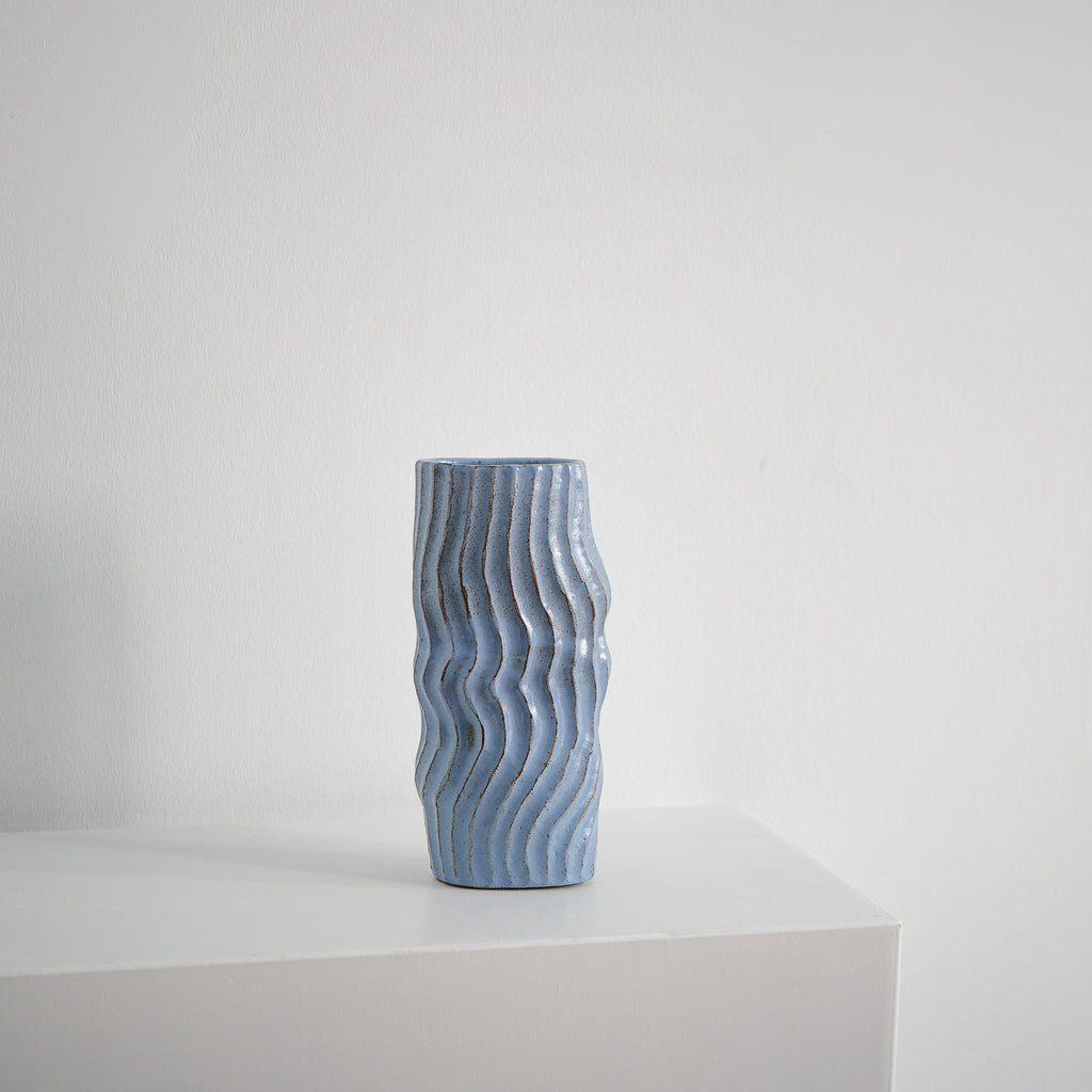 Blue Interval – ovale Keramikvase hellblau mit Wellen, Serie ROUND & ROUND, Atelier von Ehren Berlin