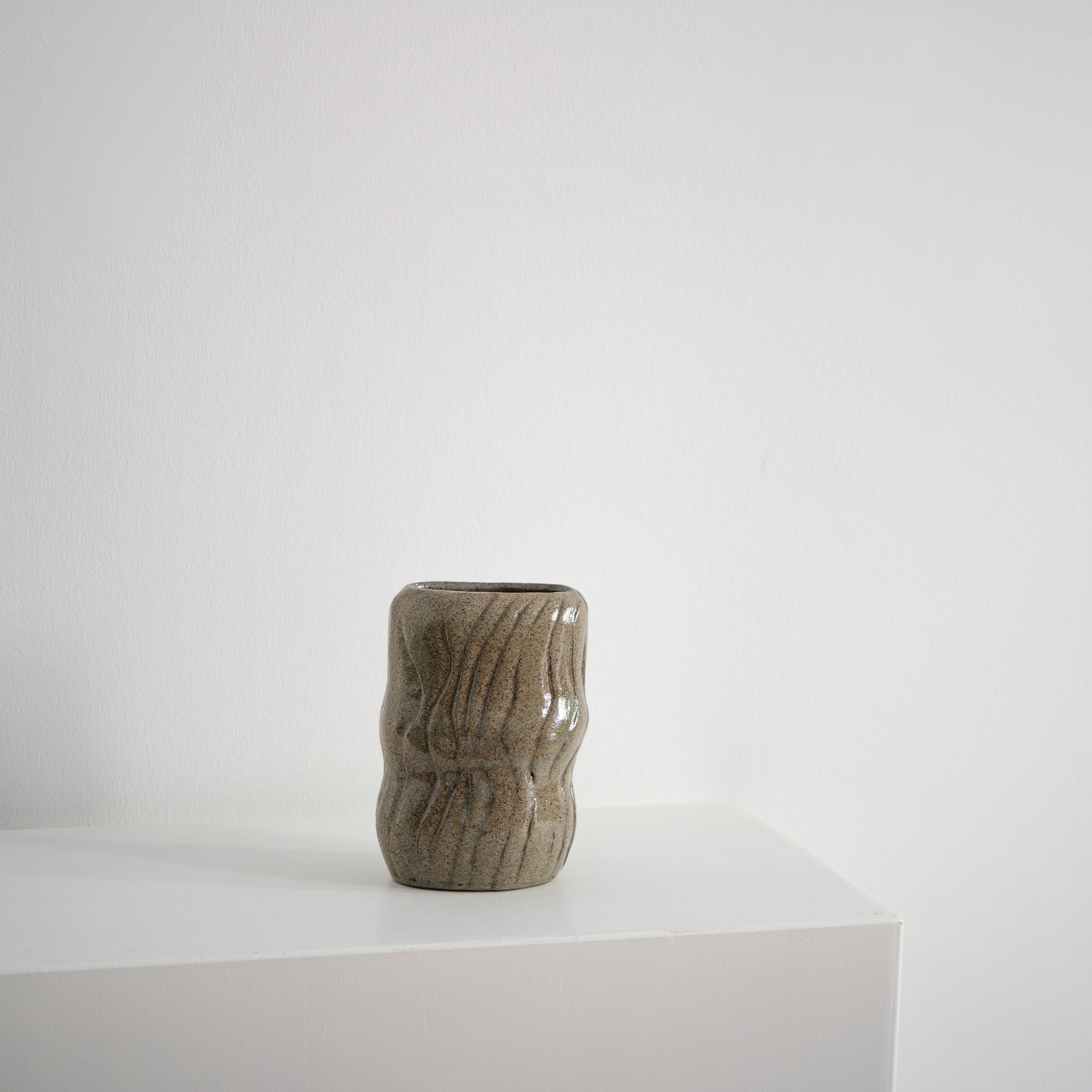 Sustain – ovale Keramikvase blassgrün mit Wellen, Serie ROUND & ROUND, Atelier von Ehren Berlin