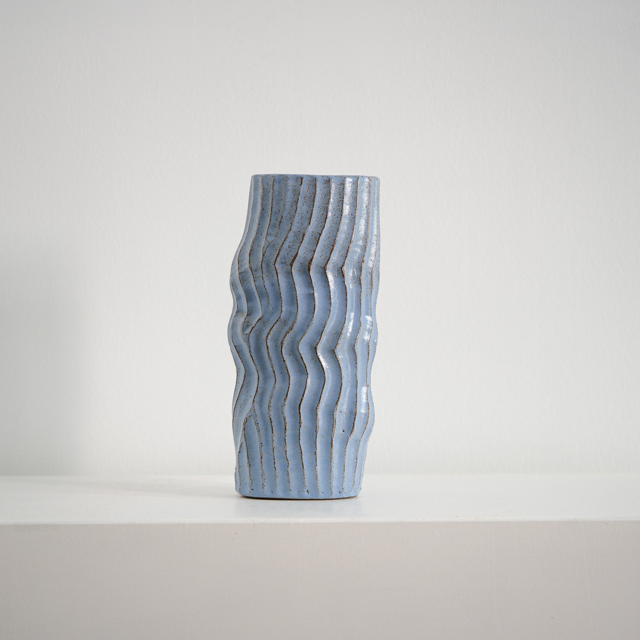 Blue Interval – ovale Keramikvase hellblau mit Wellen, Serie ROUND & ROUND, Atelier von Ehren Berlin