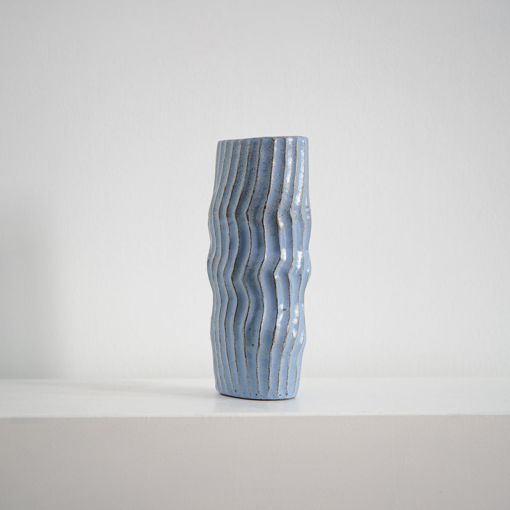 Blue Interval – ovale Keramikvase hellblau mit Wellen, Serie ROUND & ROUND, Atelier von Ehren Berlin