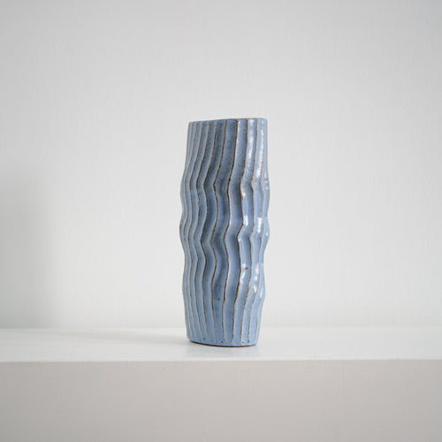 Blue Interval – ovale Keramikvase hellblau mit Wellen, Serie ROUND & ROUND, Atelier von Ehren Berlin