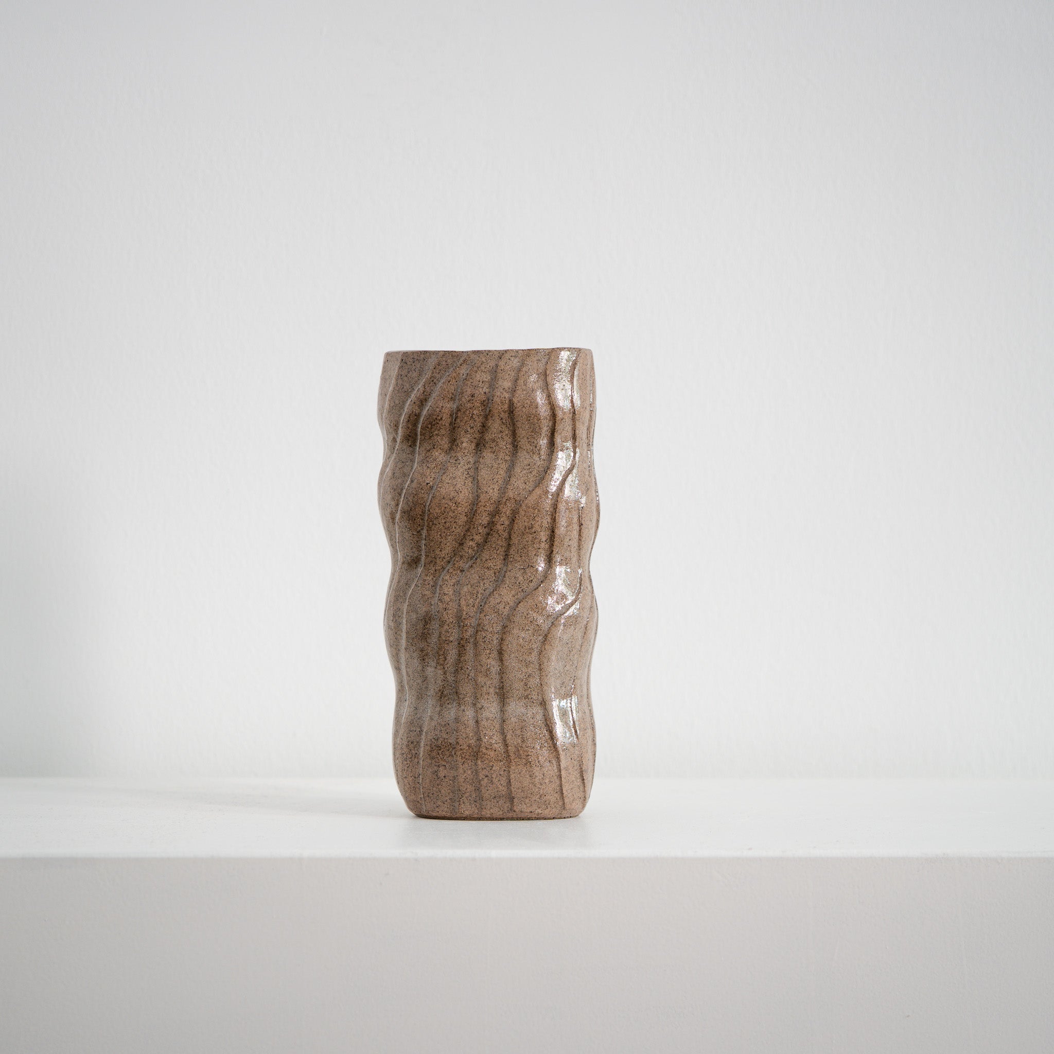 Soft Return - ovale Keramikvase rosé mit Wellen, Serie ROUND & ROUND, Atelier von Ehren Berlin