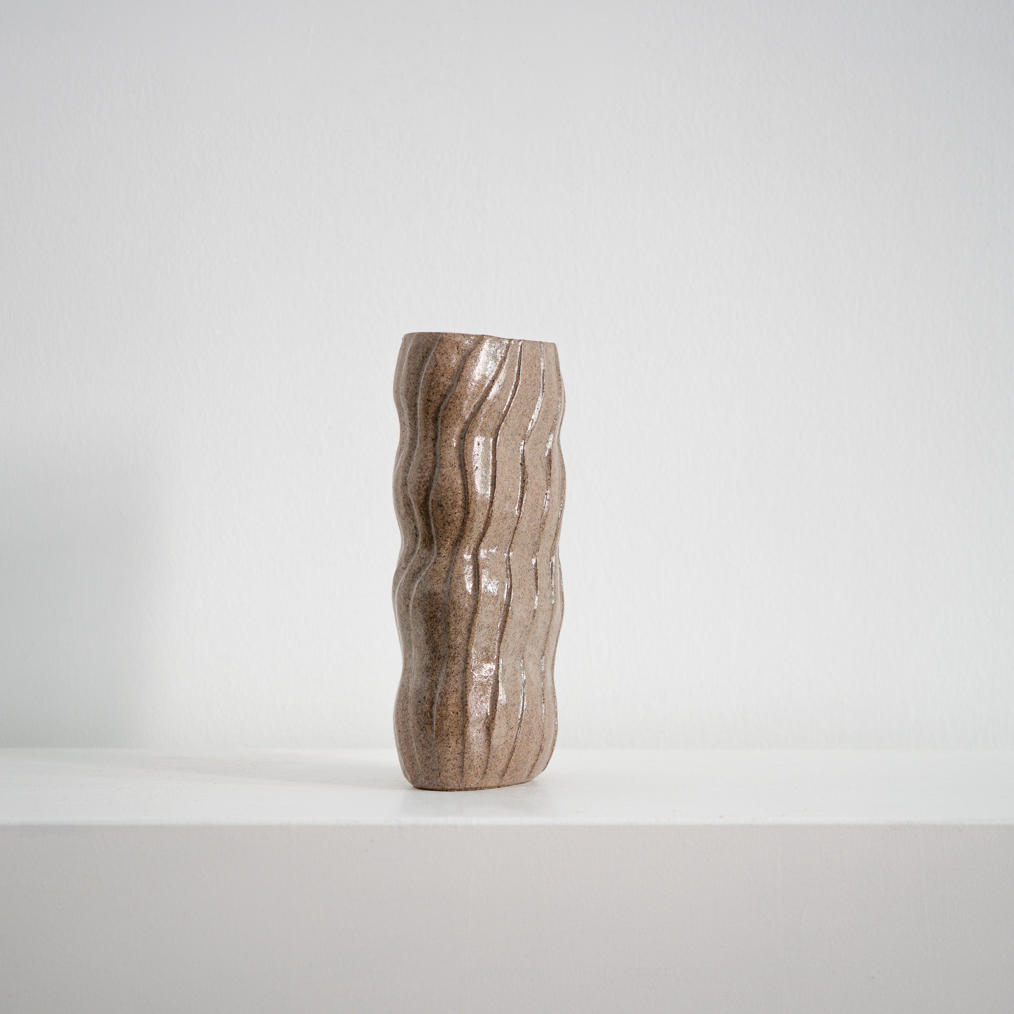 Soft Return - ovale Keramikvase rosé mit Wellen, Serie ROUND & ROUND, Atelier von Ehren Berlin