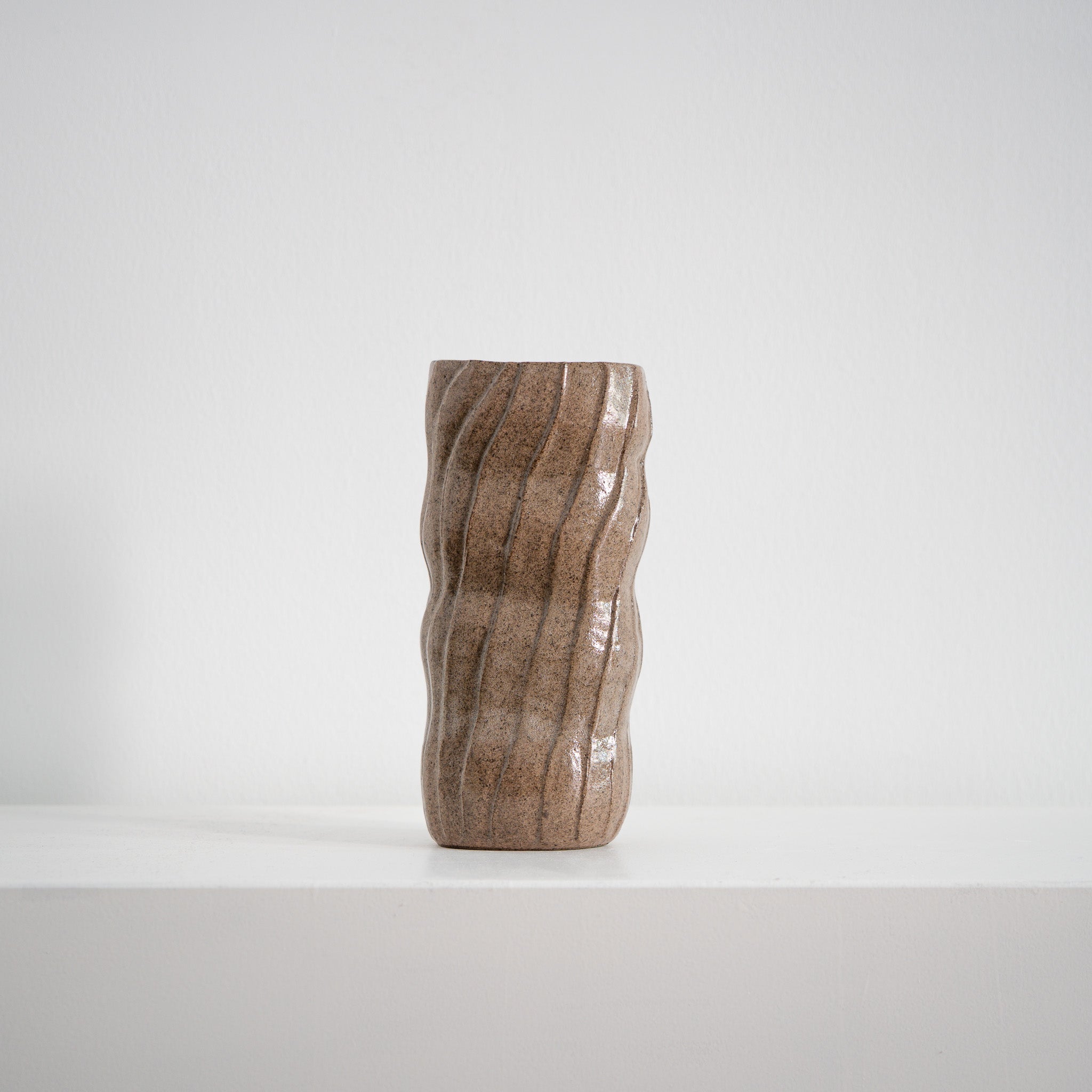 Soft Return - ovale Keramikvase rosé mit Wellen, Serie ROUND & ROUND, Atelier von Ehren Berlin