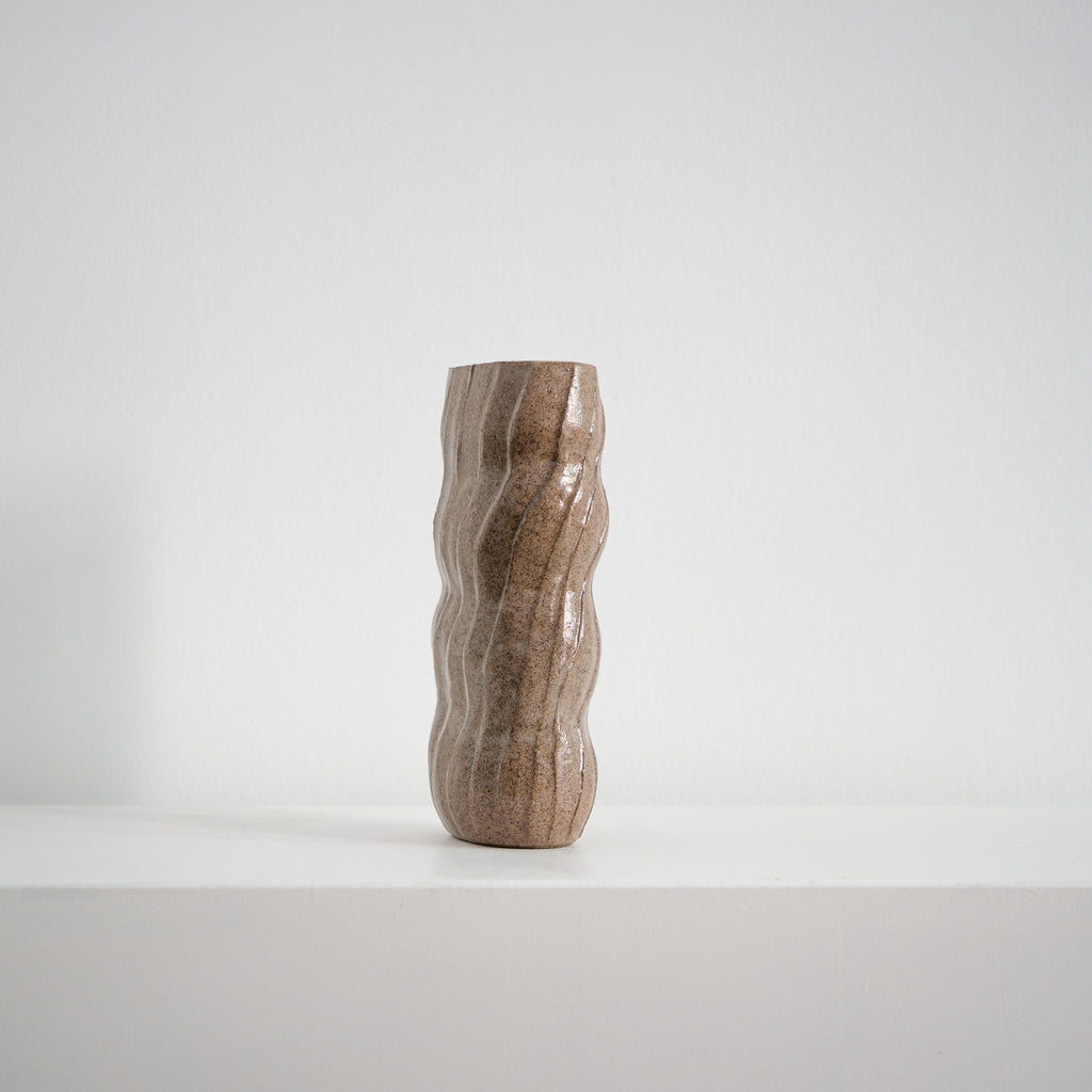 Soft Return - ovale Keramikvase rosé mit Wellen, Serie ROUND & ROUND, Atelier von Ehren Berlin
