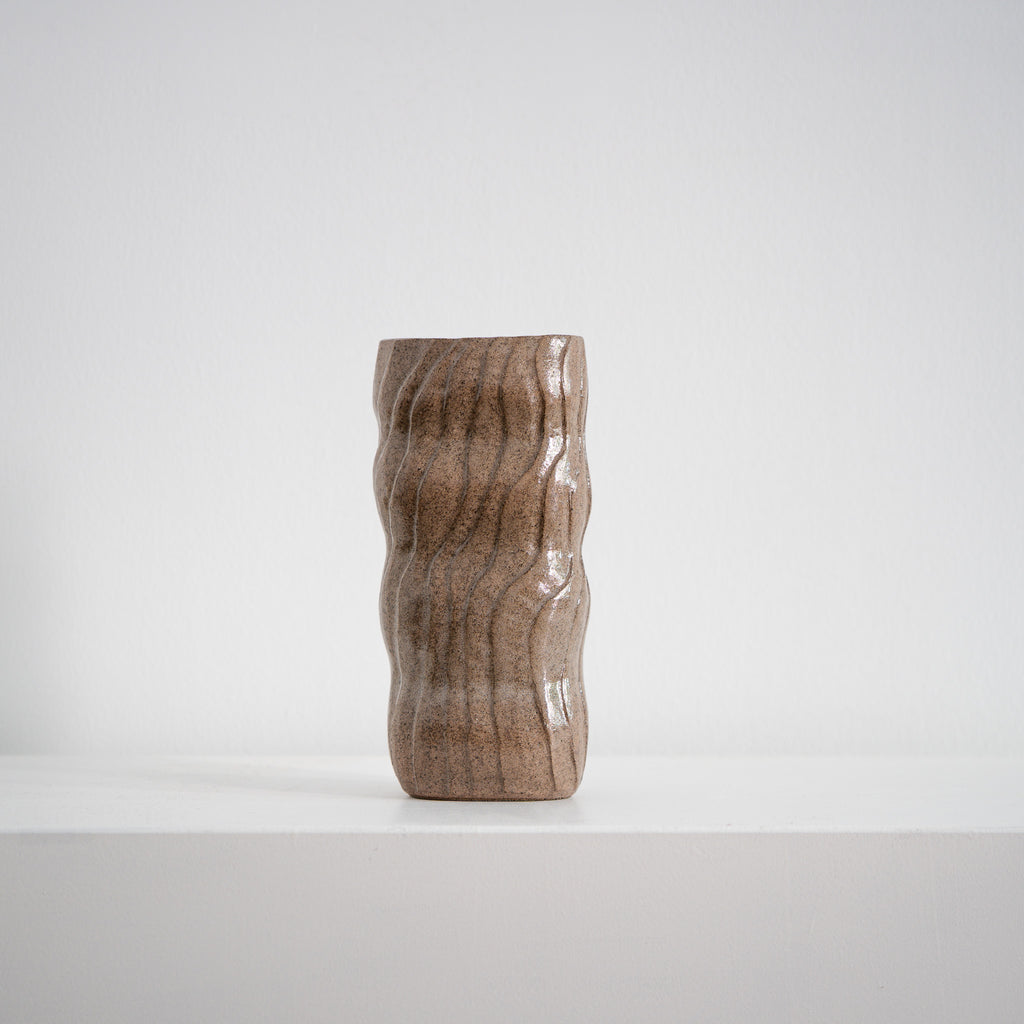Soft Return - ovale Keramikvase rosé mit Wellen, Serie ROUND & ROUND, Atelier von Ehren Berlin