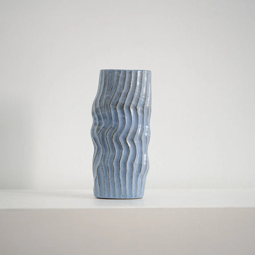 Blue Interval – ovale Keramikvase hellblau mit Wellen, Serie ROUND & ROUND, Atelier von Ehren Berlin