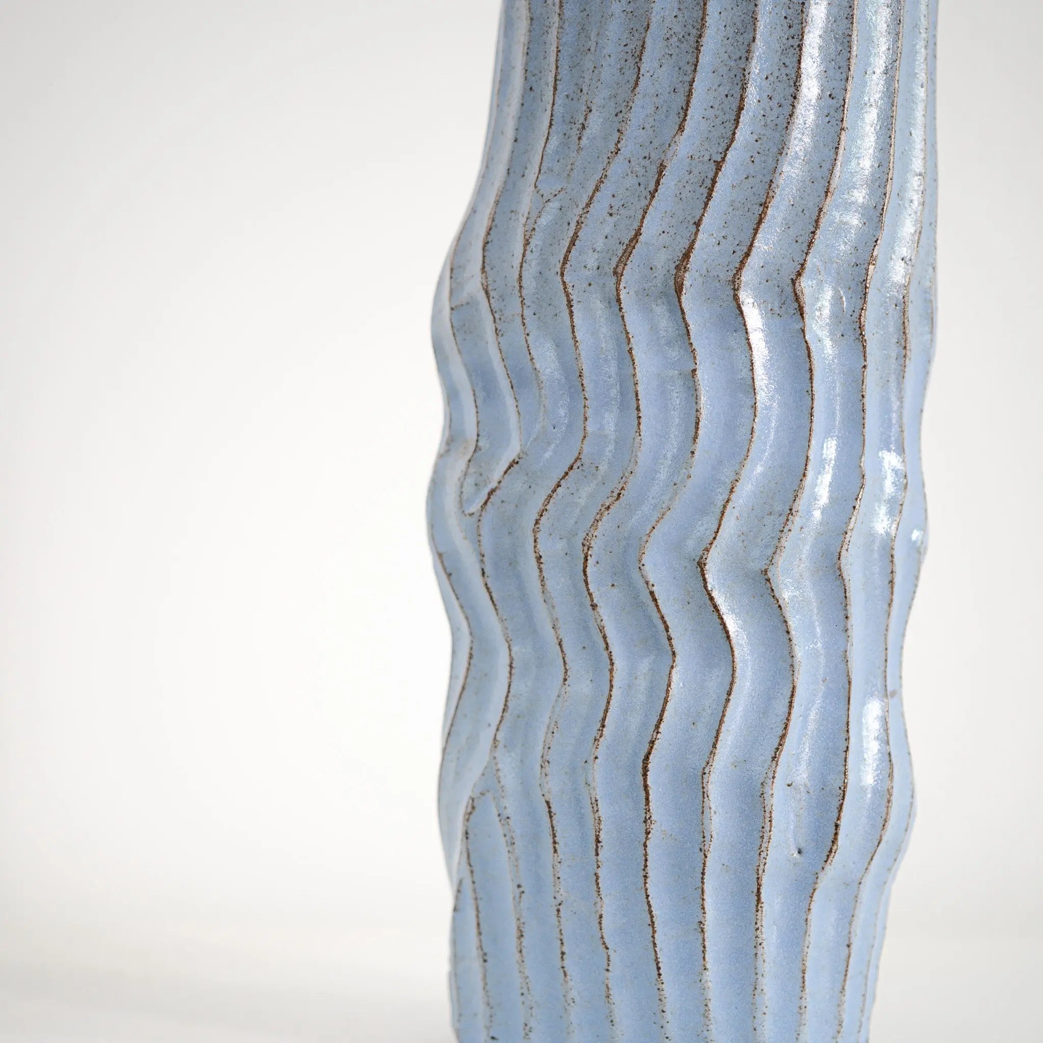 Blue Interval – ovale Keramikvase hellblau mit Wellen, Serie ROUND & ROUND, Atelier von Ehren Berlin