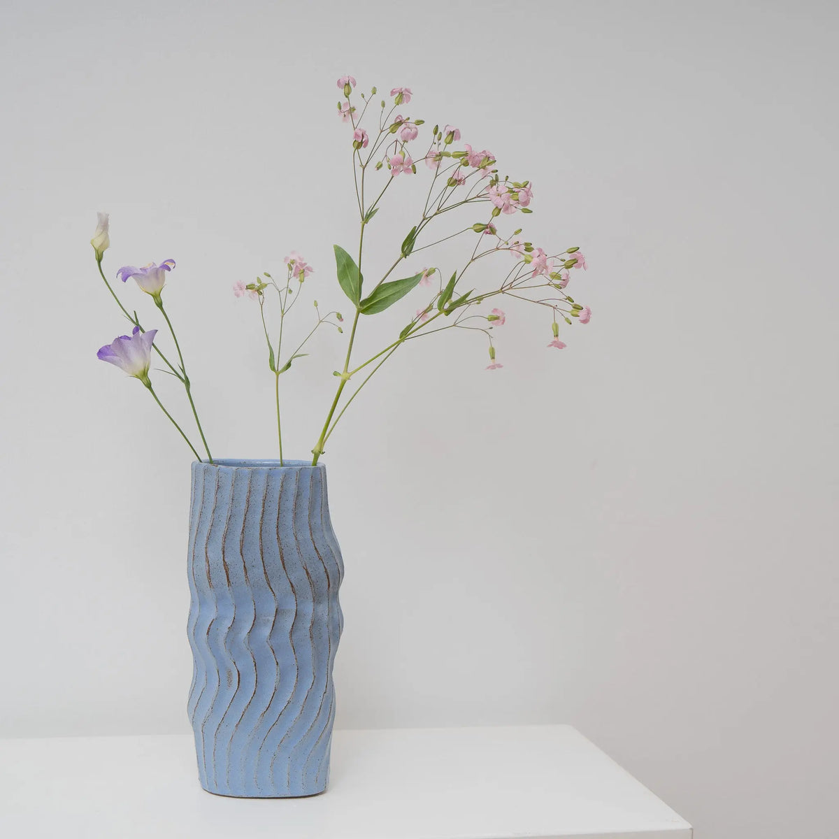 Blue Interval – ovale Keramikvase hellblau mit Wellen, Serie ROUND & ROUND, Atelier von Ehren Berlin