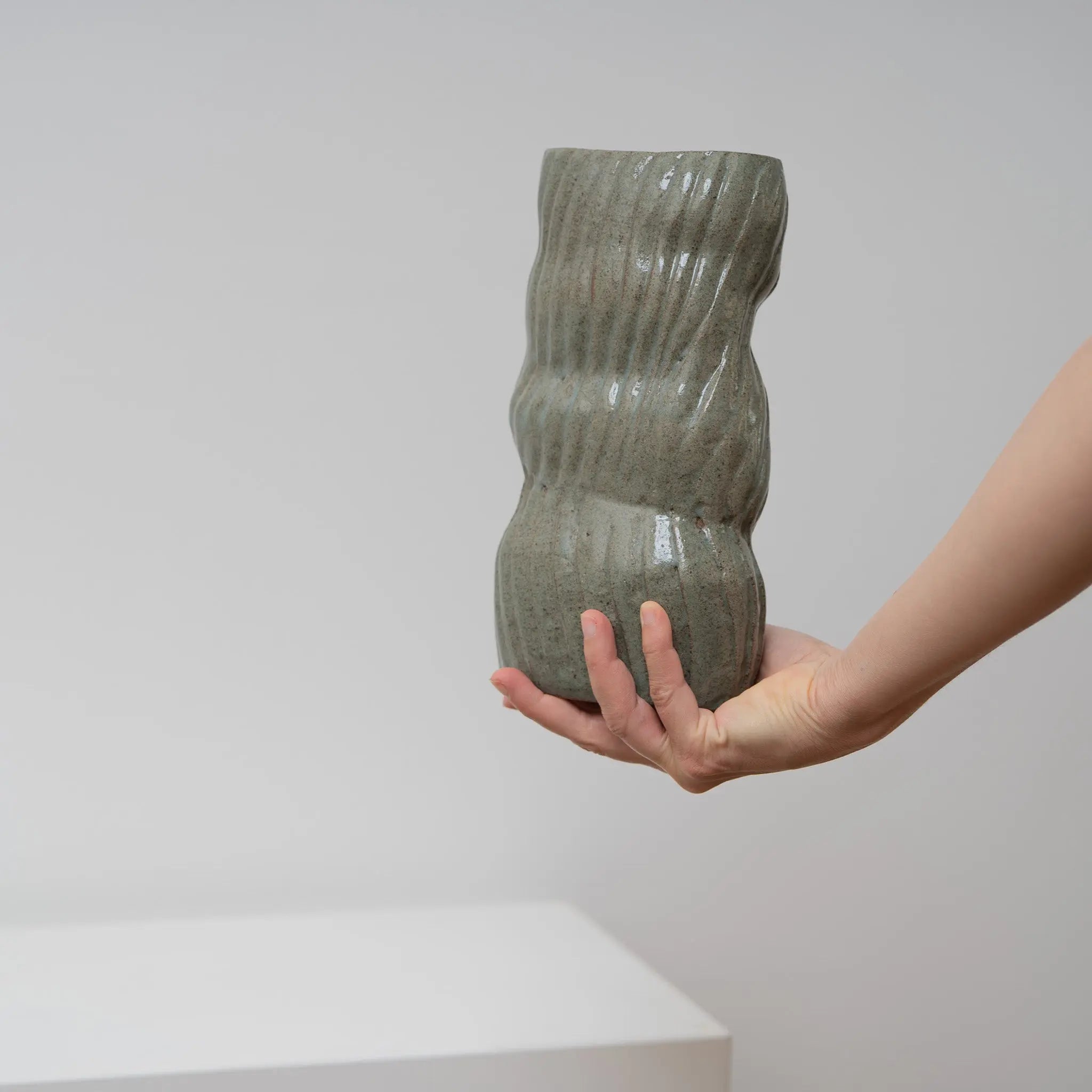 Broken Bar - grüne Keramikvase mit unterbrochenen Wellen, Serie ROUND & ROUND, Atelier von Ehren Berlin
