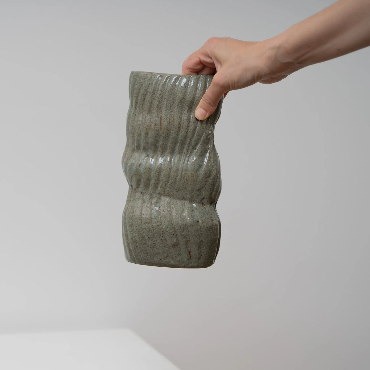 Broken Bar - grüne Keramikvase mit unterbrochenen Wellen, Serie ROUND & ROUND, Atelier von Ehren Berlin