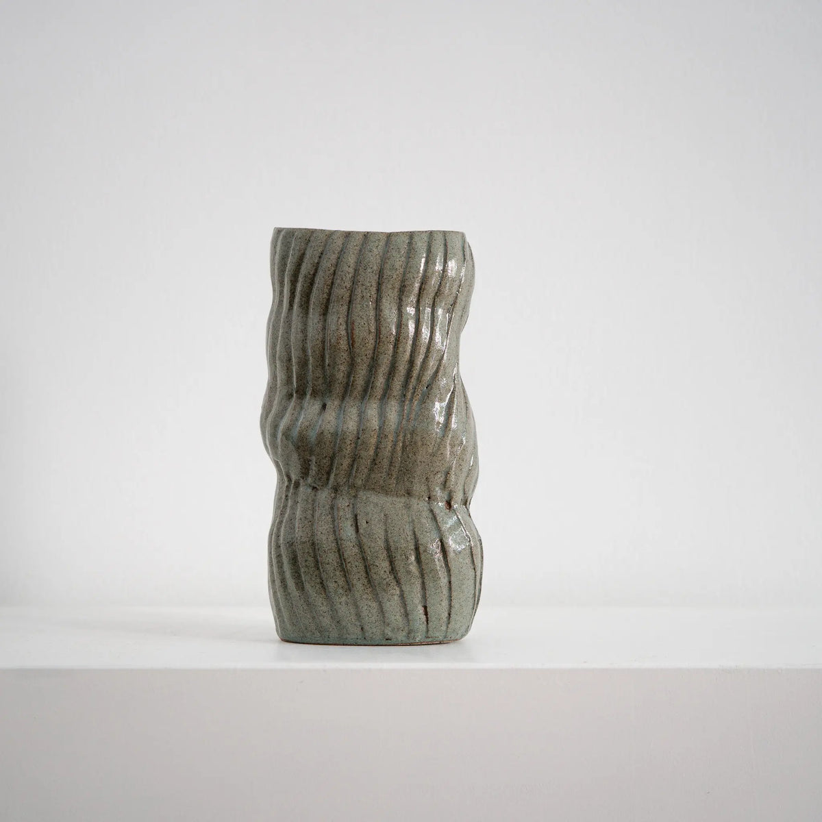 Broken Bar - grüne Keramikvase mit unterbrochenen Wellen, Serie ROUND & ROUND, Atelier von Ehren Berlin