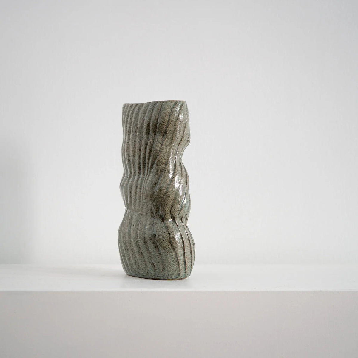 Broken Bar - grüne Keramikvase mit unterbrochenen Wellen, Serie ROUND & ROUND, Atelier von Ehren Berlin