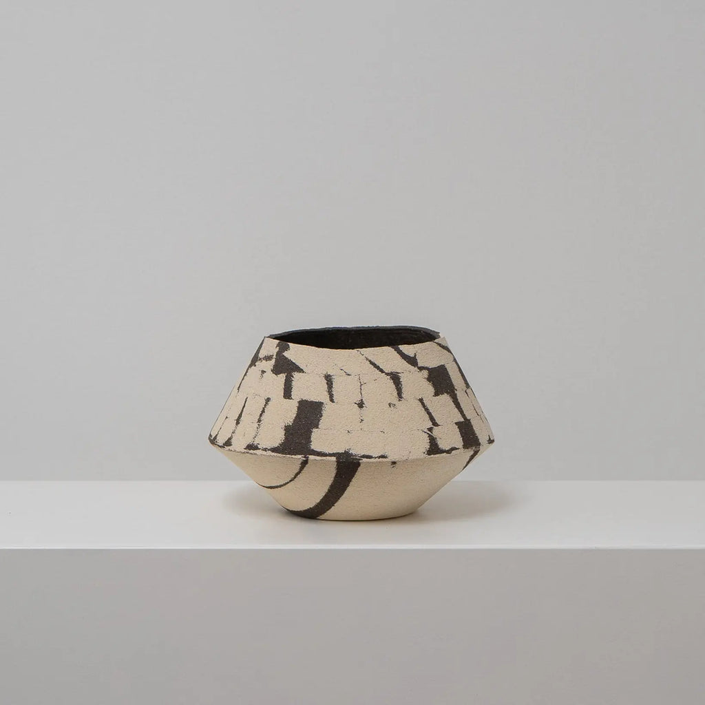 DUOTONE - Keramikvase innen schwarz, außen Striche und Flächen, Atelier von Ehren Berlin
